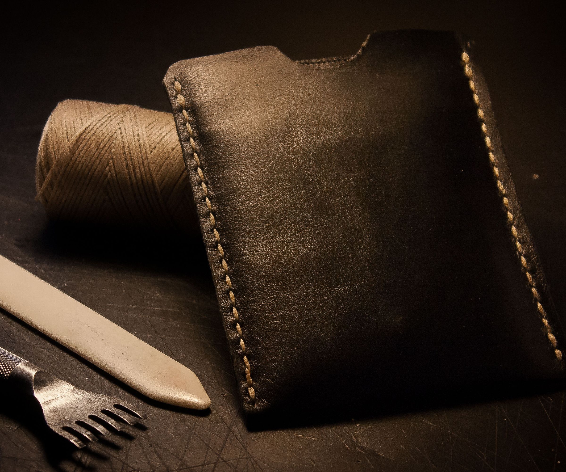 Simple leather pouch - beginner project