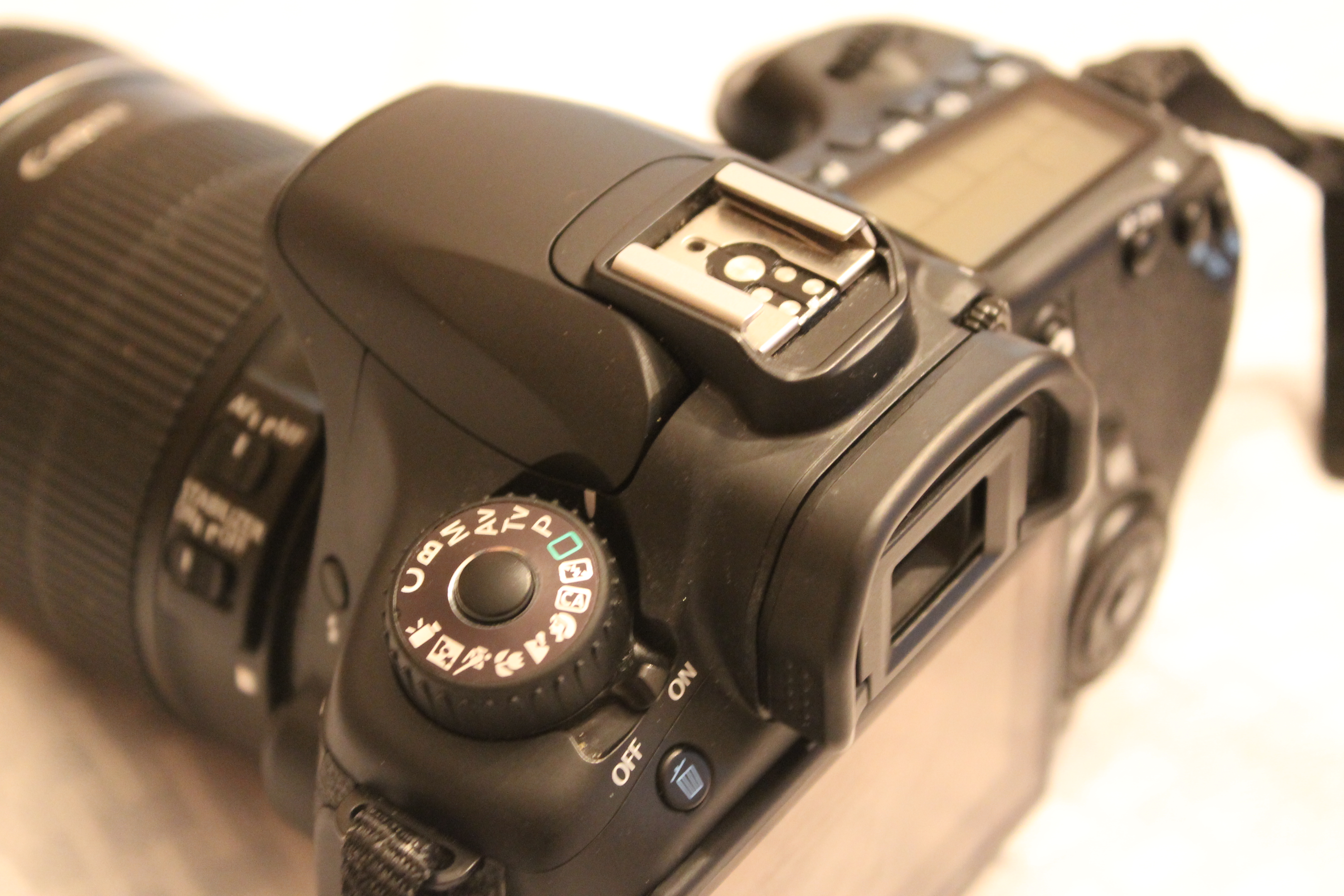 Selecting an Aperture in Aperture Priority Mode With a DSLR or a Point