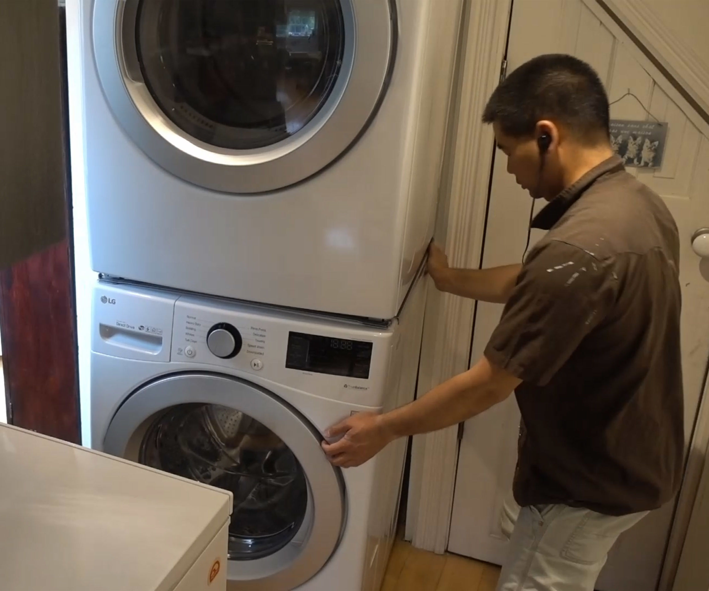 How to Move a Heavy Appliance Into a Confined Space