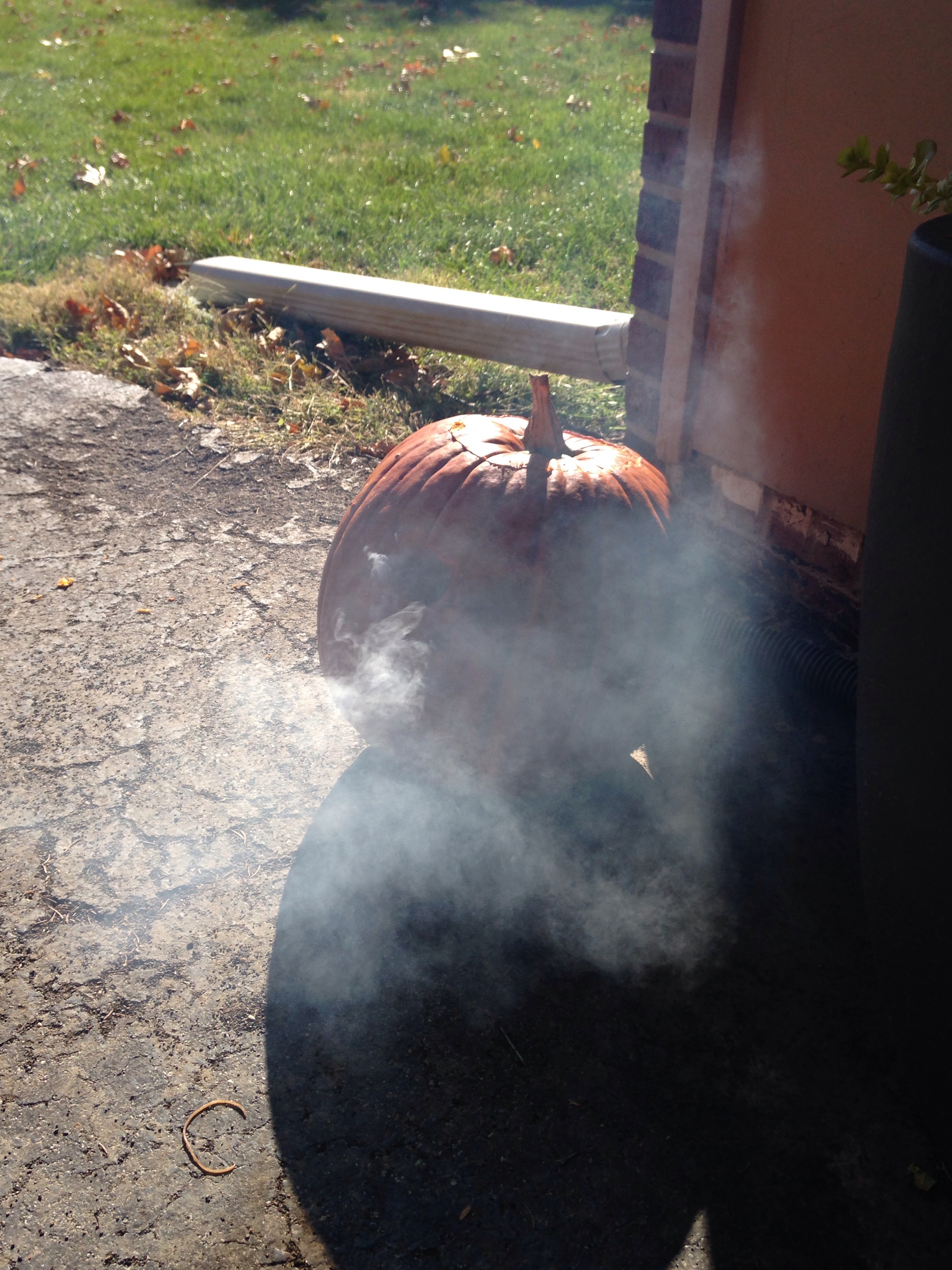 How to Build a Smoke Machine Pumpkin
