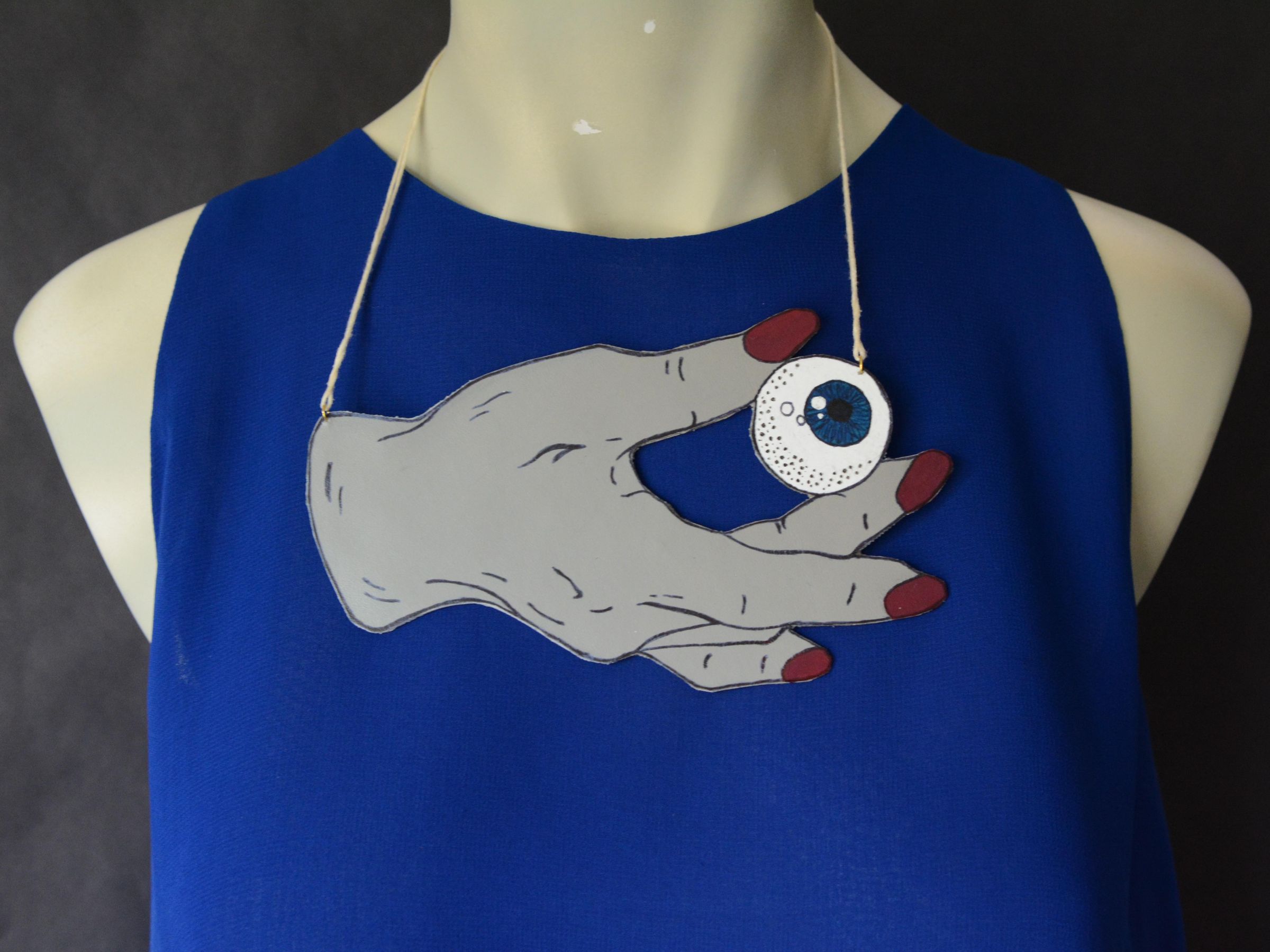 How to Make Detachable (Faux) Leather Collars Using Recycled Notebooks