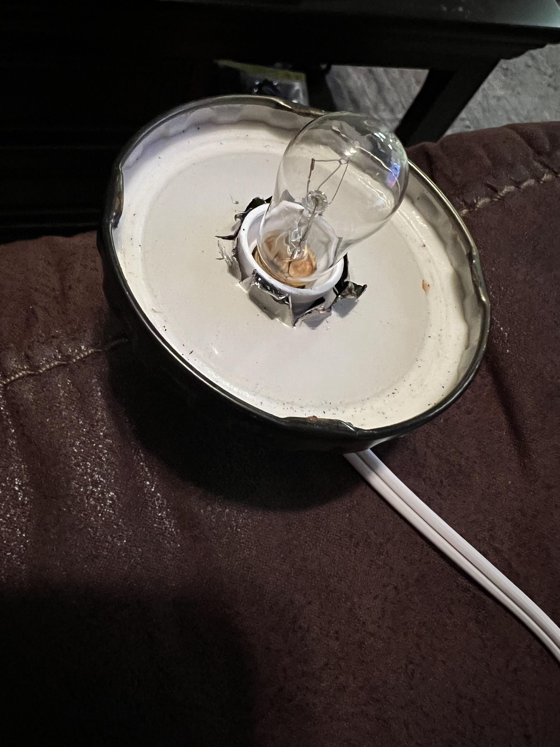 Battery Powered Light Bulb Circuit : 4 Steps - Instructables