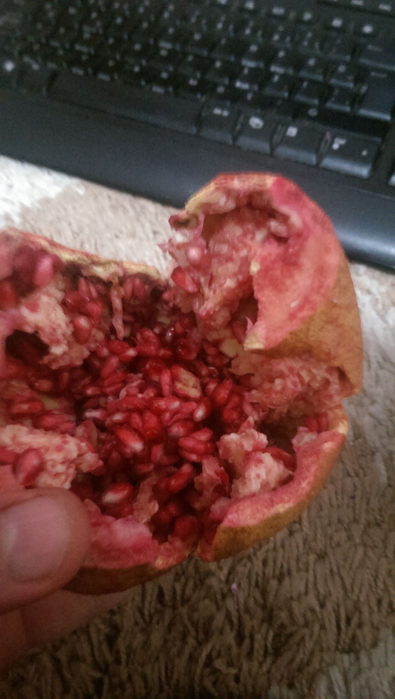 How to Consume Your Over-ripe Pomegranate Without Paint Everything Into Red?