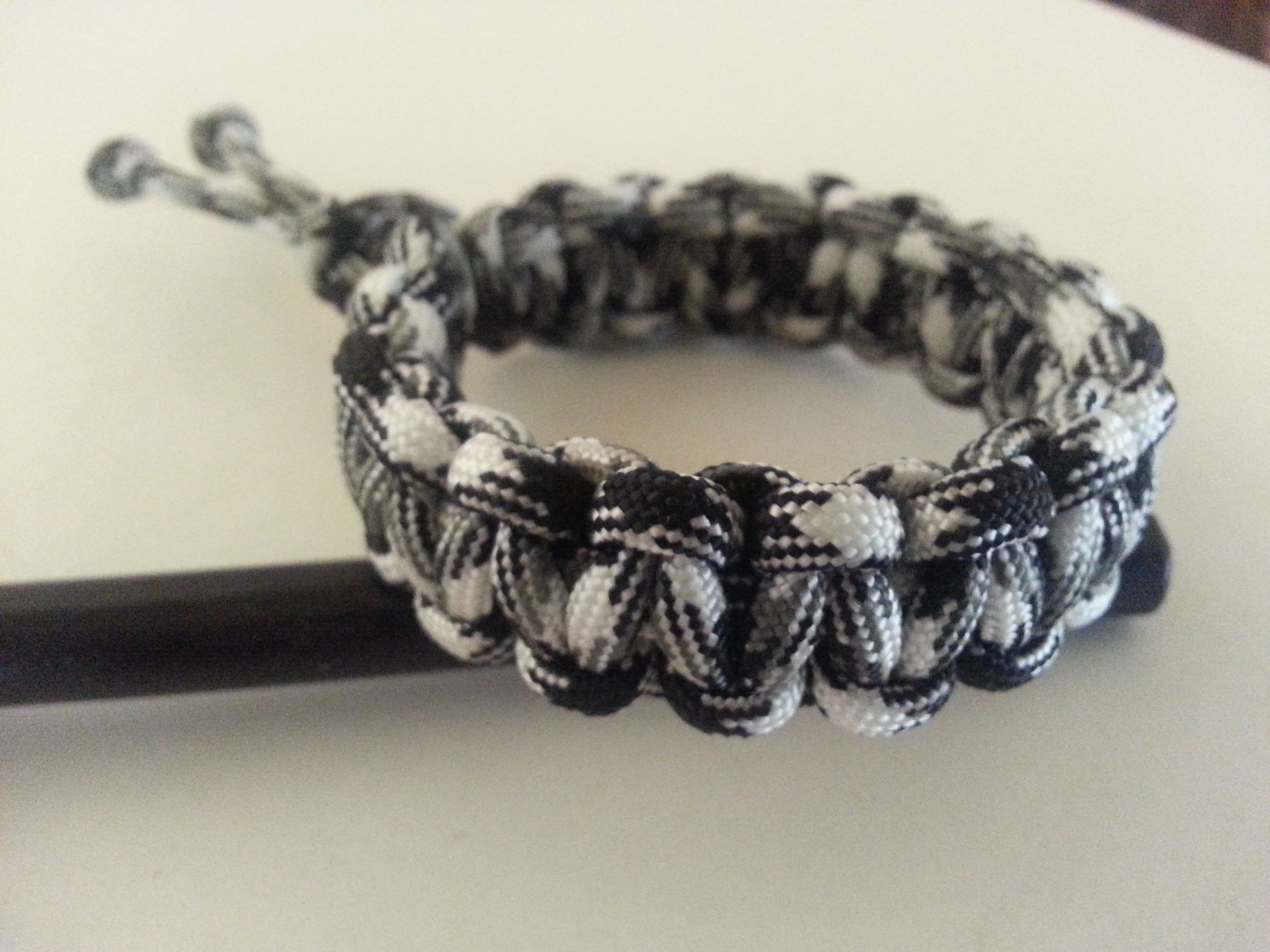 HowTo Adjustable Paracord Bracelet 10 Steps (with Pictures