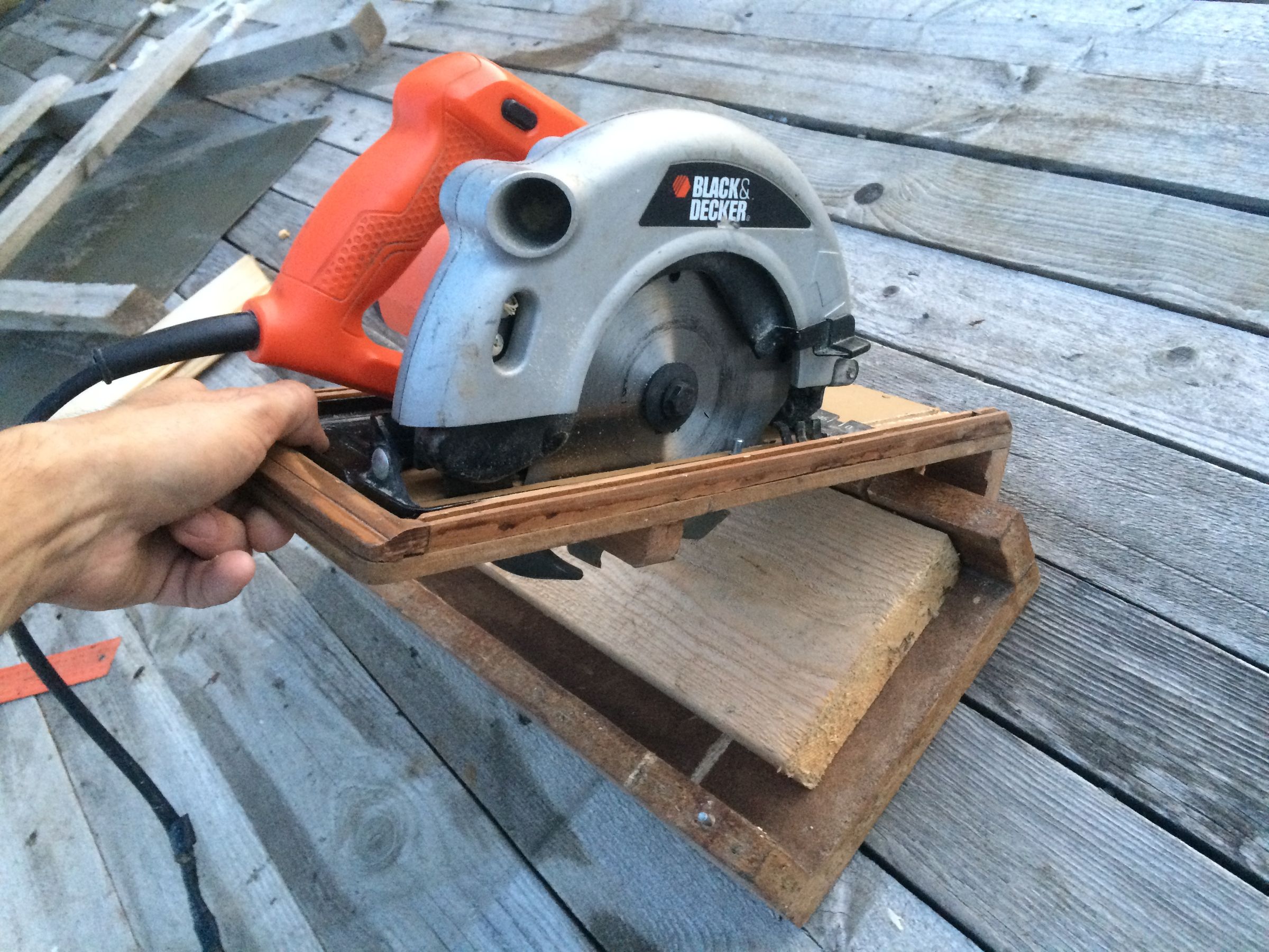 Circular Saw Cross Miter Cutting Station : 6 Steps - Instructables
