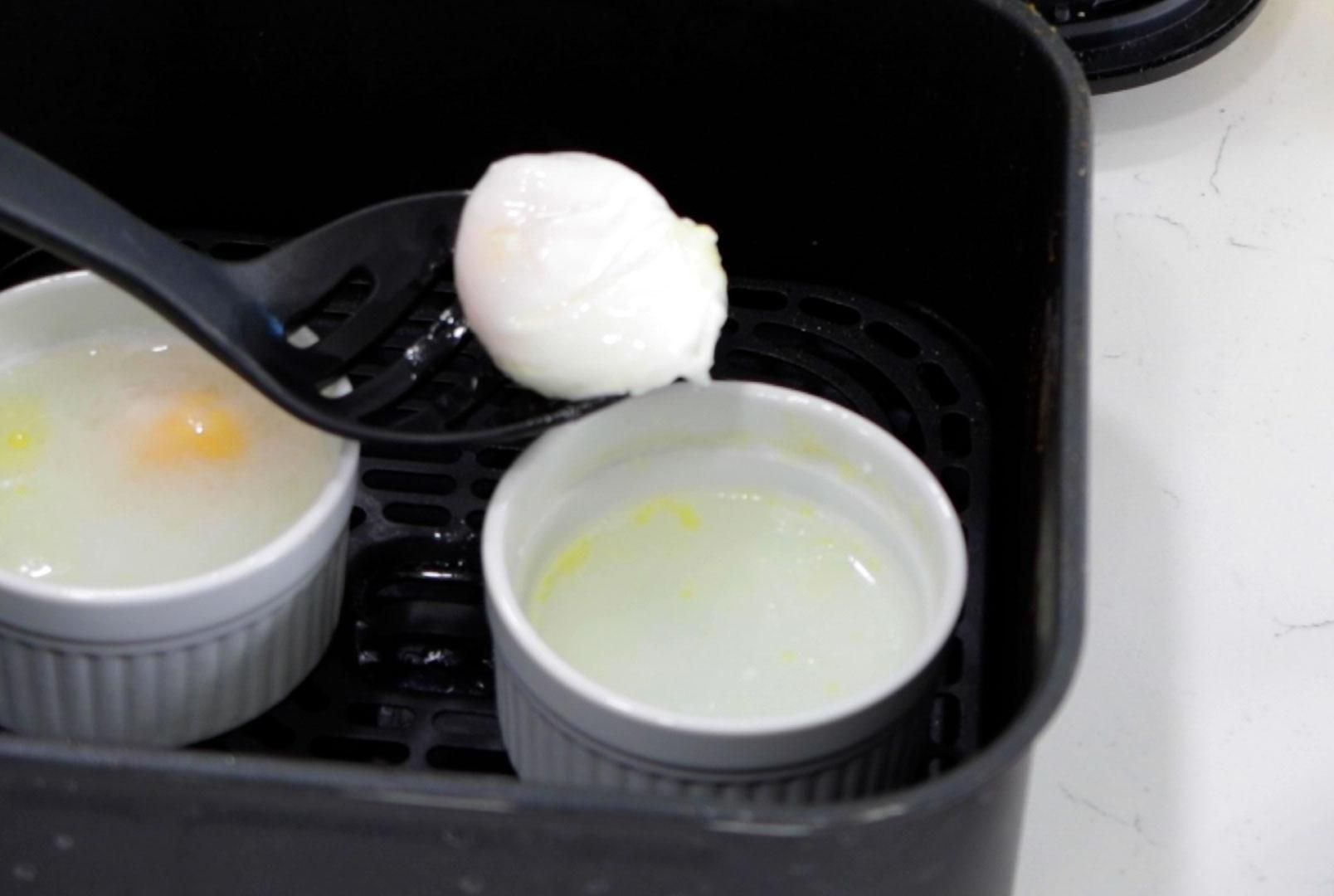 How to Poach Eggs in the Air Fryer | Two Methods : 6 Steps (with