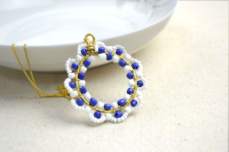 How to Make Necklace Patterns With Beads