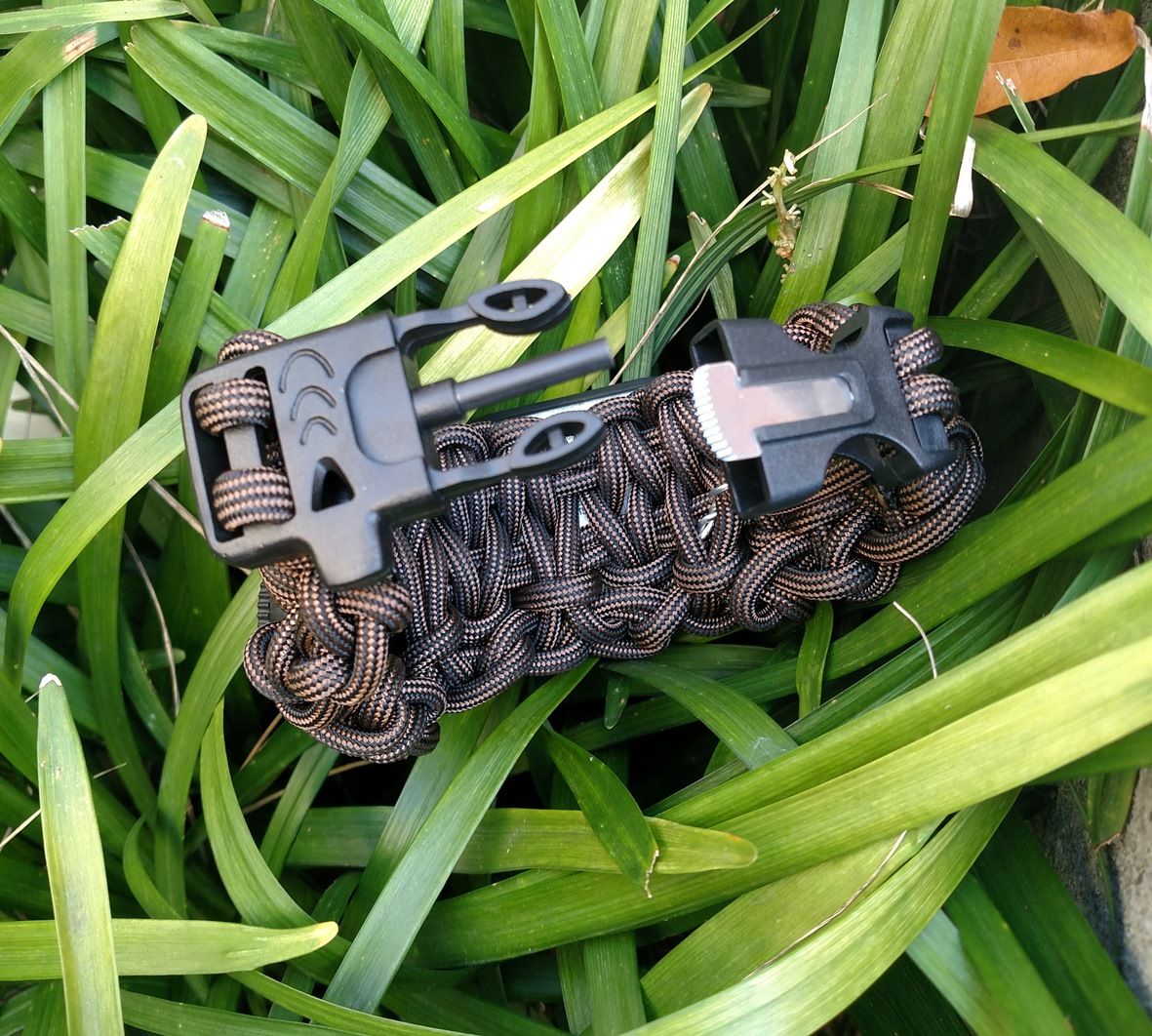 Ultimate Paracord Bracelet Survival Kit 7 Steps (with Pictures