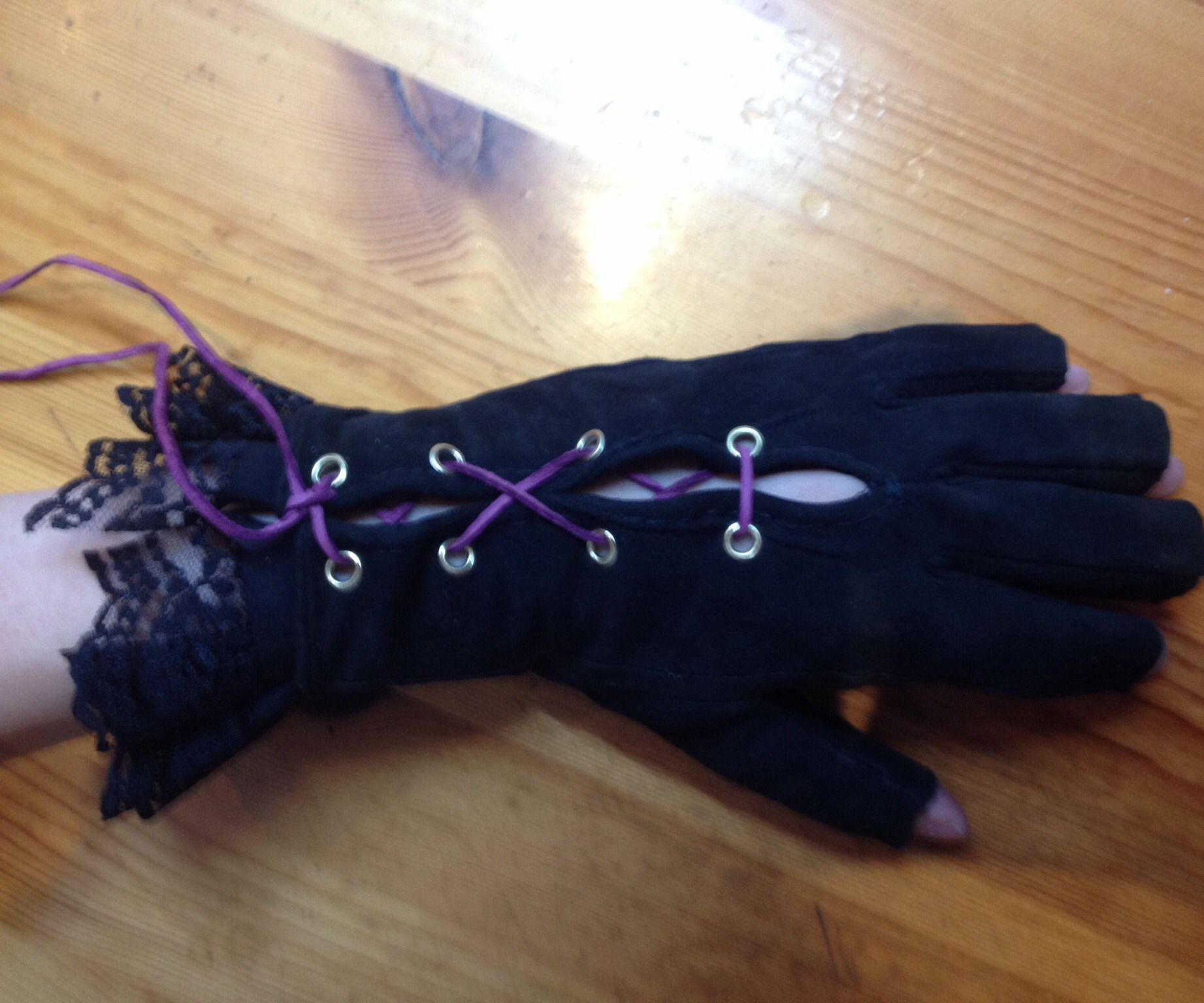 Geschnürte Handschuhe Mit Rüschen