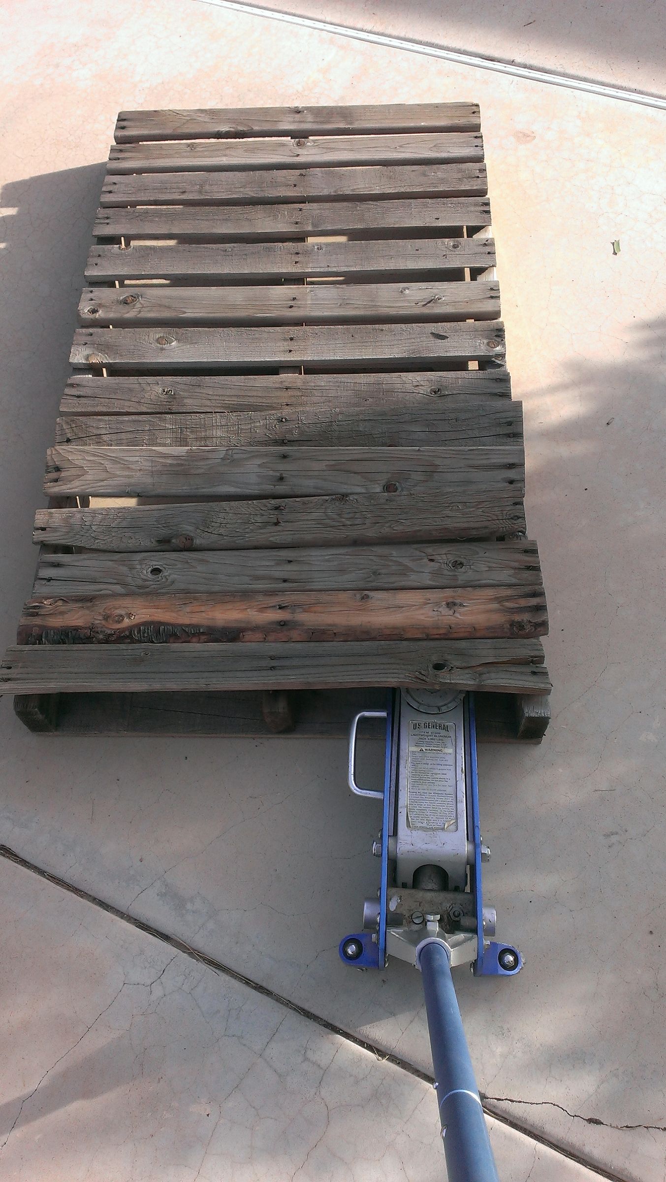 How to Disassemble a Pallet Without a Saw. 