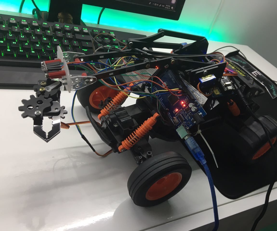 Brazo Robótico Con Agarre Automático Y Movilidad