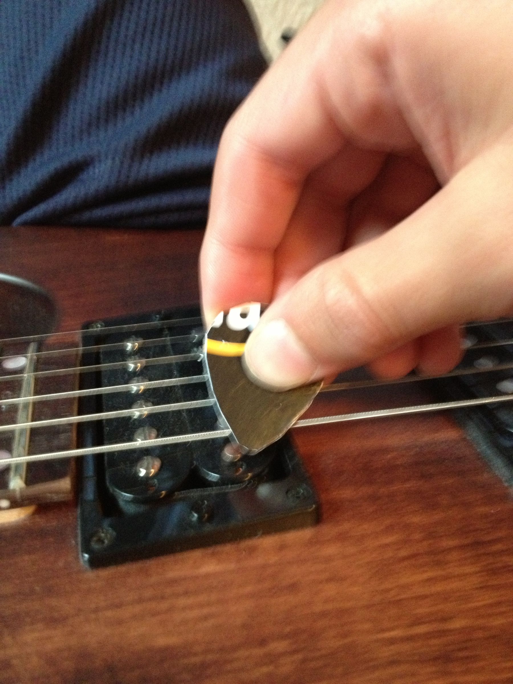 How to Make a Guitar Pick Out of an Old Gift Card/ Credit Card 5