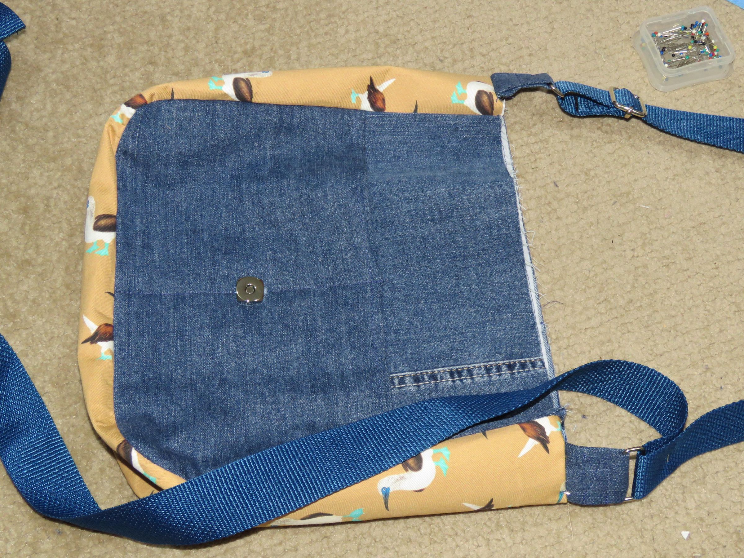 Adjustable Strap Messenger Bag With Upcycled Denim 16 Steps (with