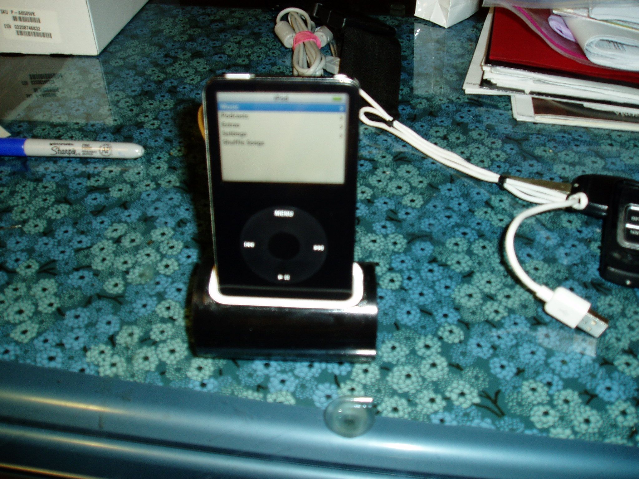 Simple but elegant Ipod/iPhone/mp3player dock.