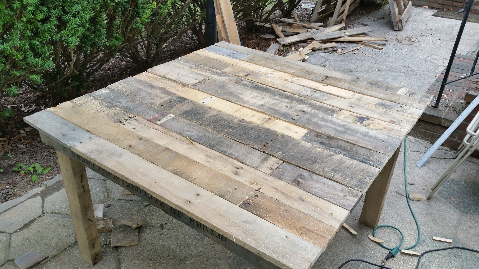 DIY PALLET TABLE-100% PALLET WOOD : 11 Steps (with Pictures ...