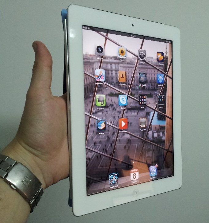 One-handed IPad2 Smart Cover-based Holder