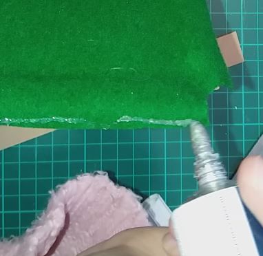 Cắt các bức tường và dán keo lên