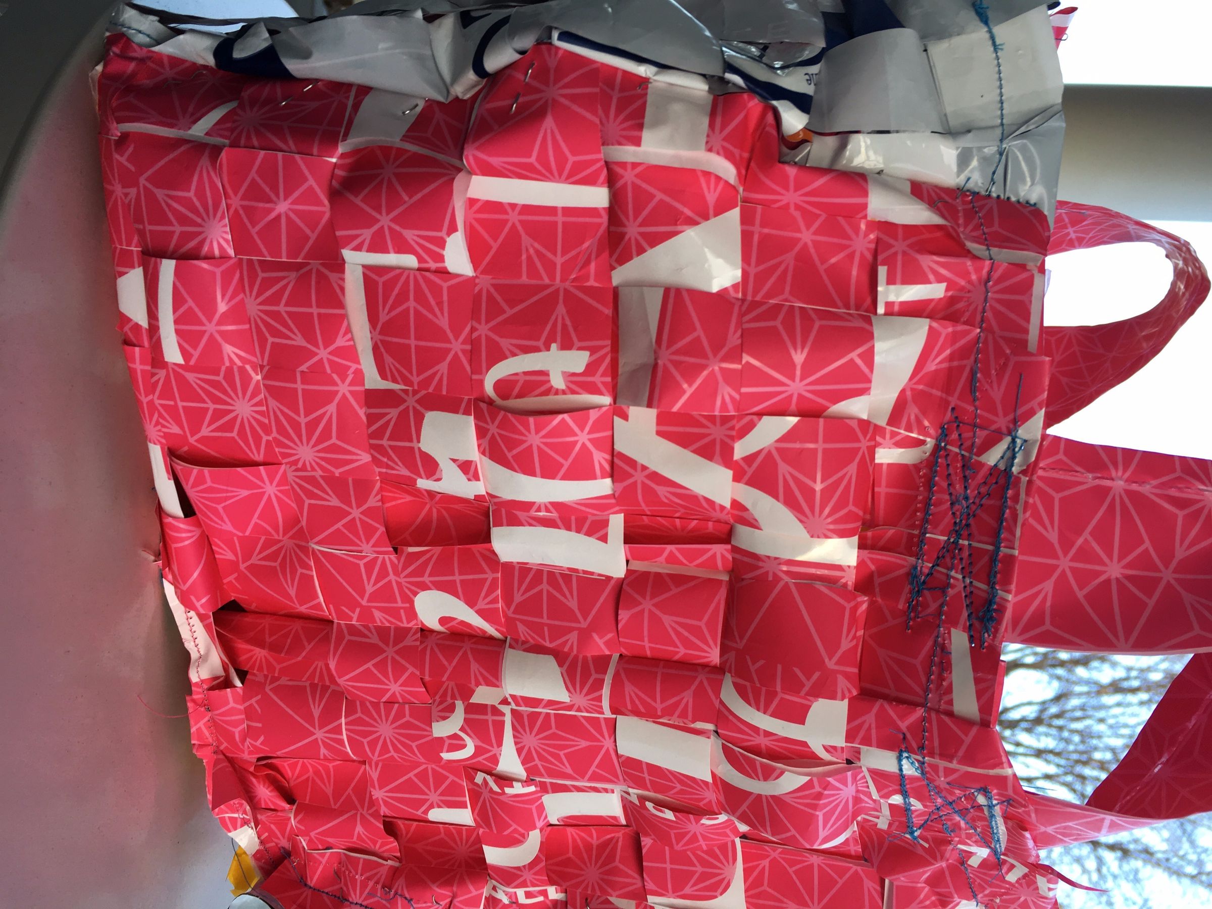 Reusable Grocery Bag Woven Out of Old Shopping Bags! 6 Steps (with