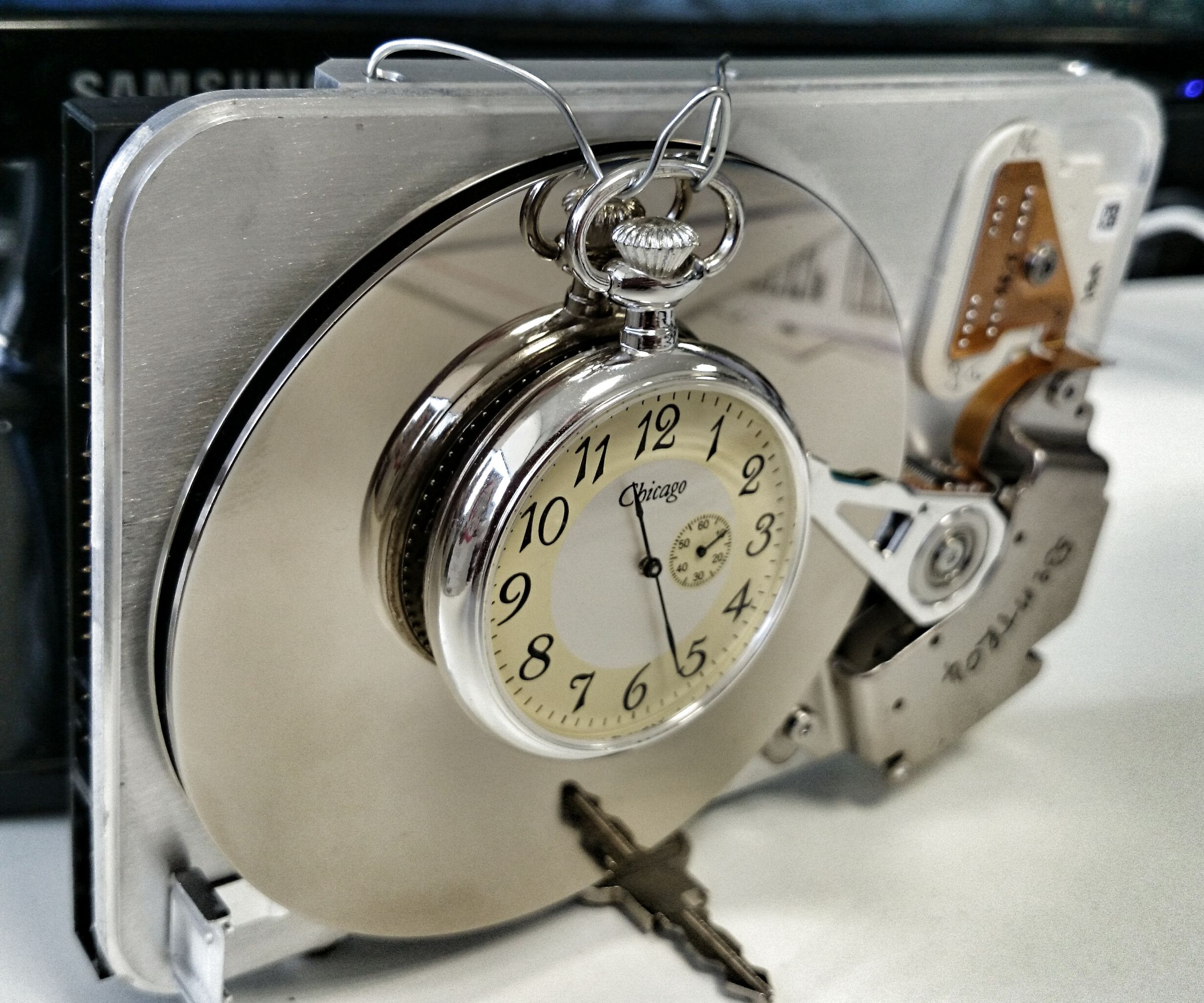 Hard Drive Clock: the Easiest Way !