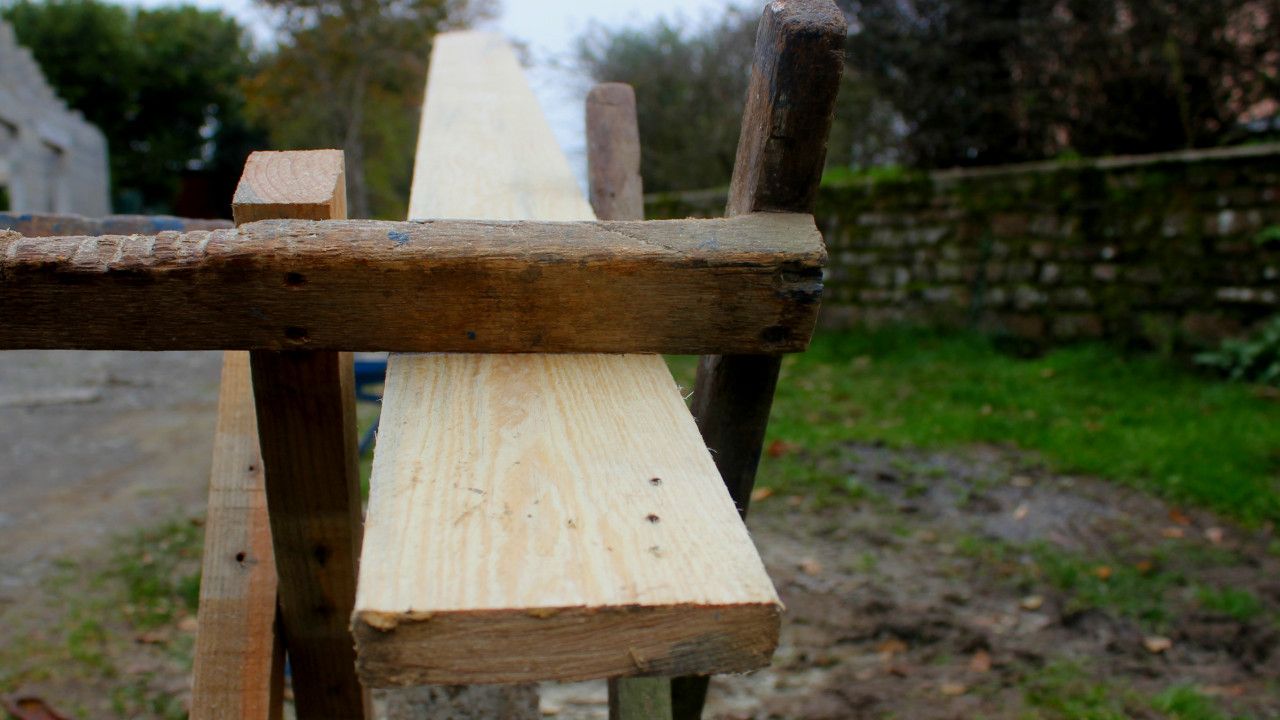 Home-made Tools. Cut Planks - No Clamps. Serrage Bois Vieille Méthode. Sujetar Madera Método Antiguo