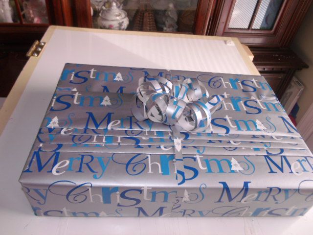 How to Gift Wrap Presents With Pleates!