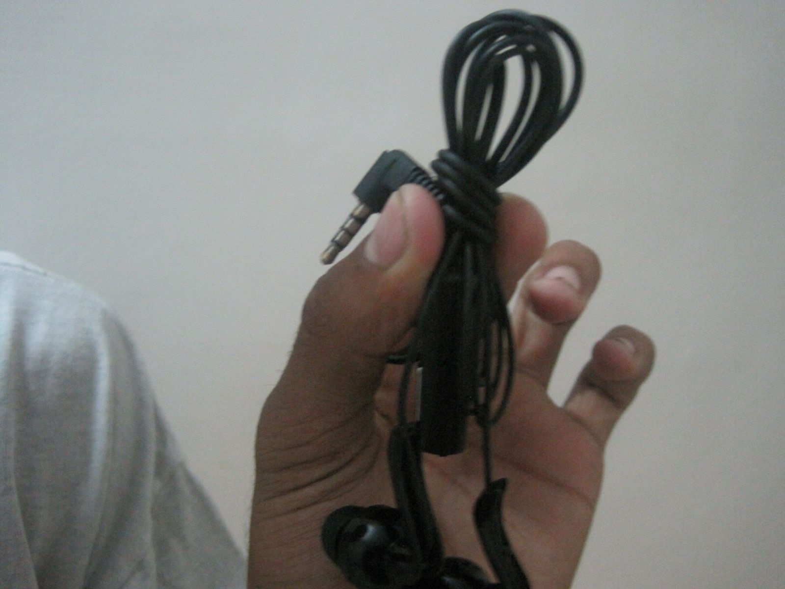 How to Wrap Headphones So They Don't Tangle. Instructables