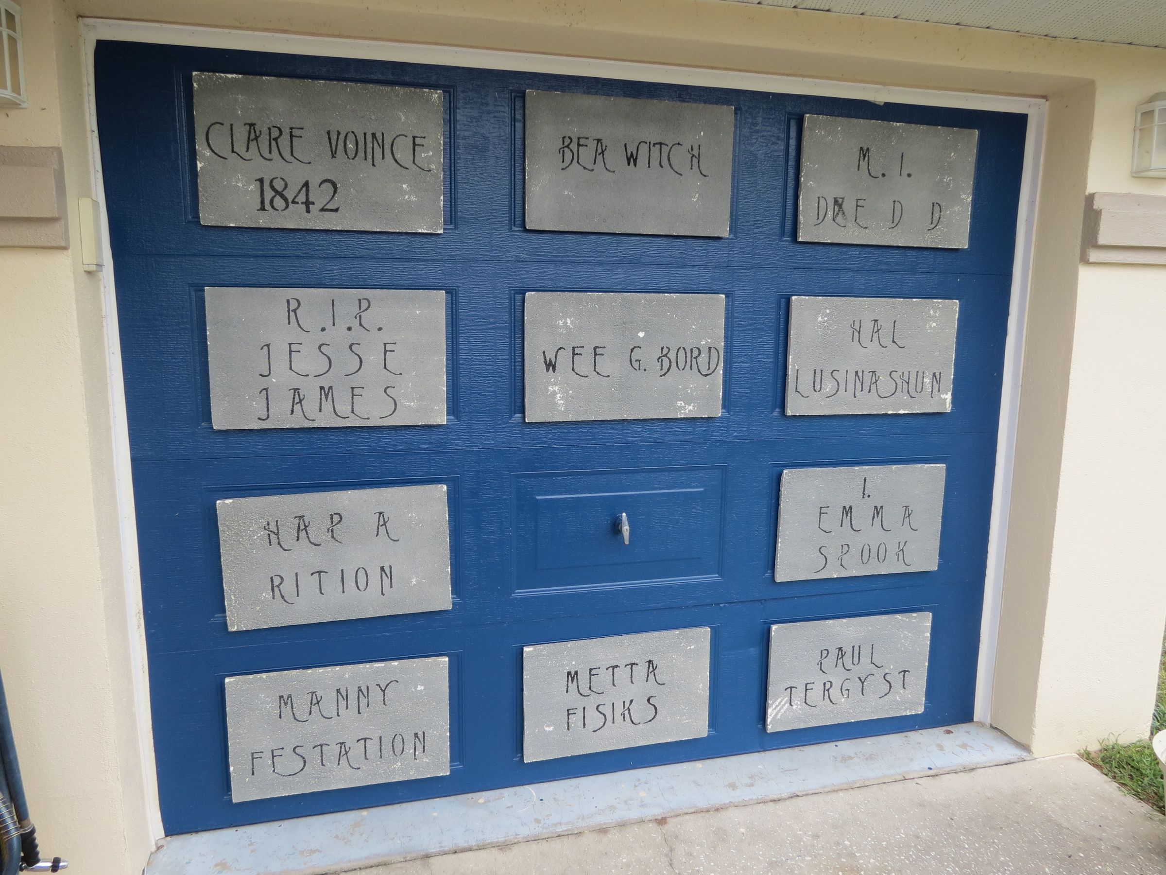 Easy Mausoleum for Halloween