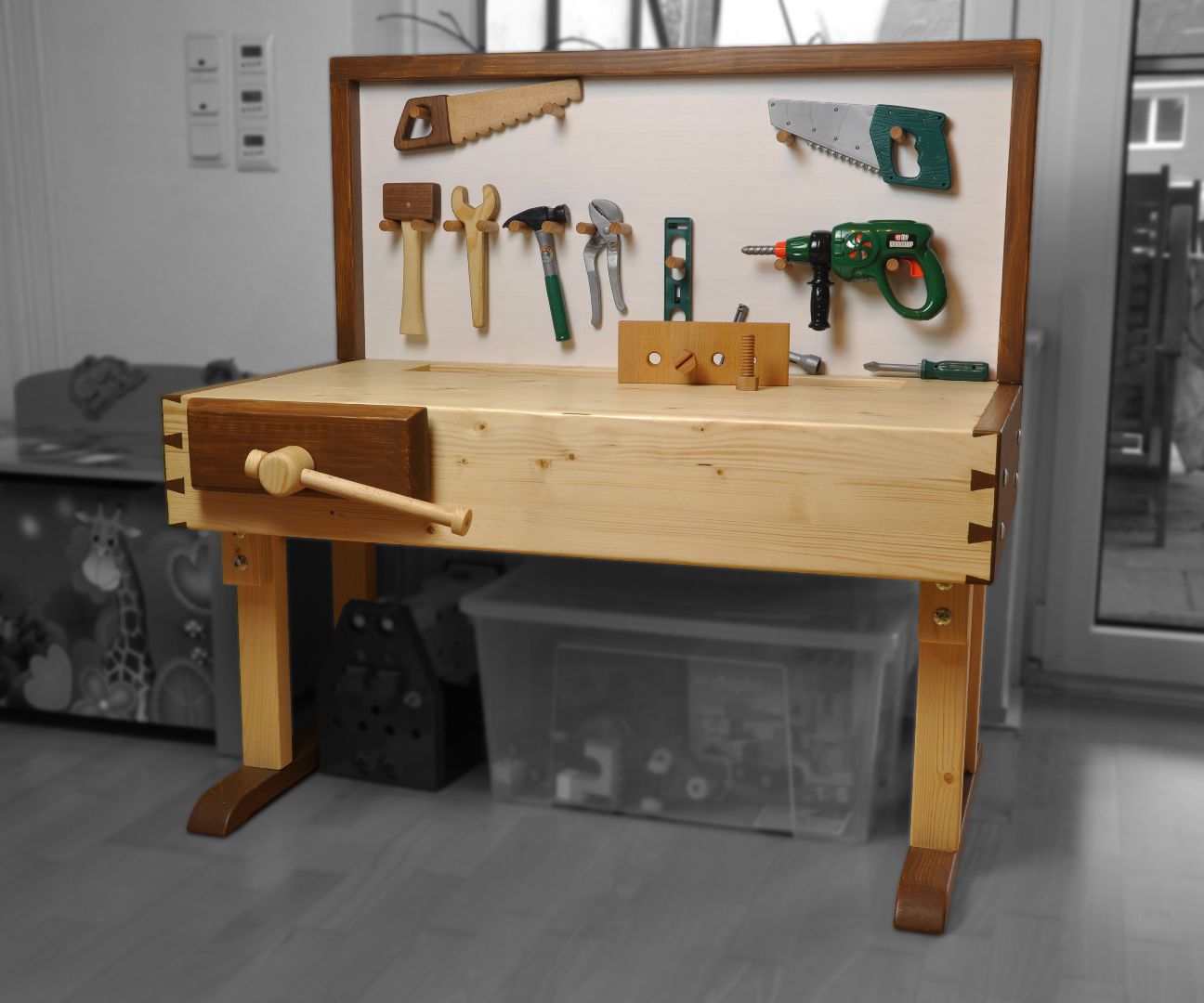 A Small Height Adjustable Workbench - a 2x4 Project