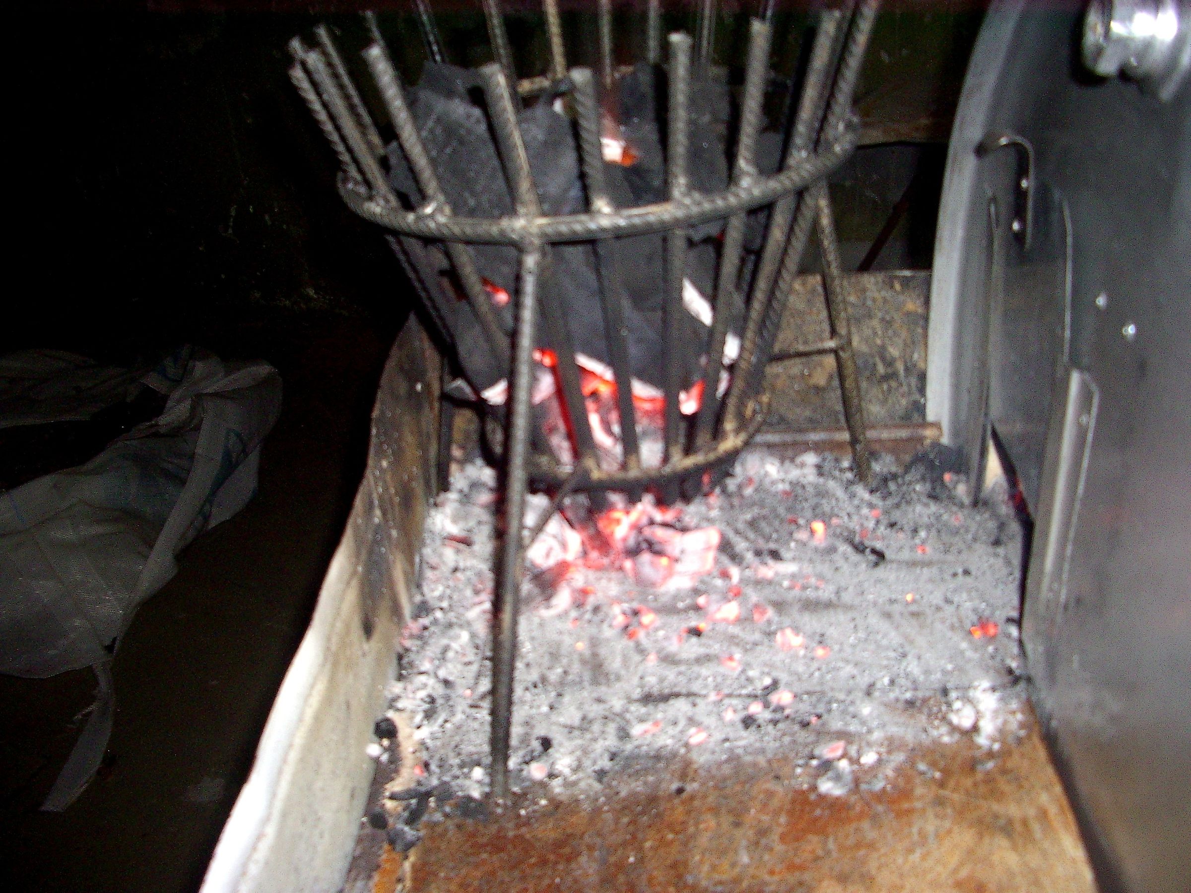 Basket-hopper to Make Embers (Cesto-tolva Para Hacer Brasas)