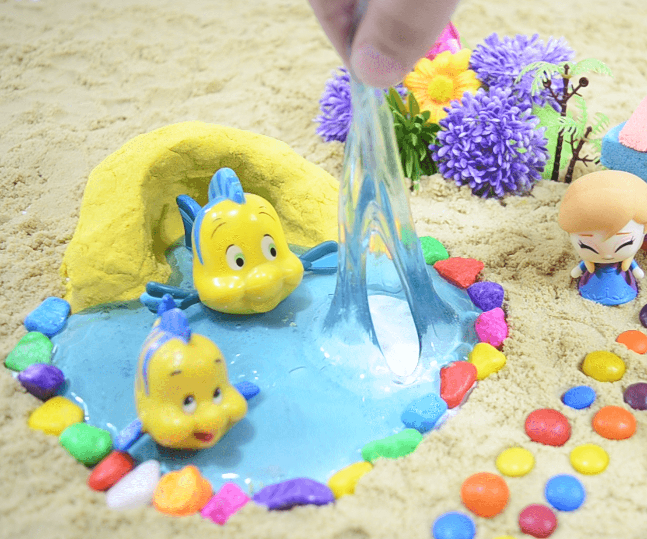 Learn Colors & How to Make Kinetic Sand House With Fish Pond