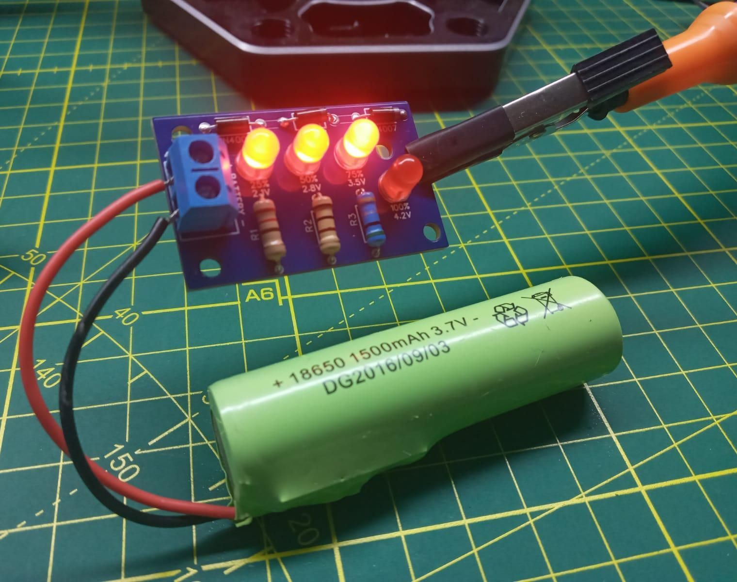 LI-ION LI BATTERY LEVEL INDICATOR