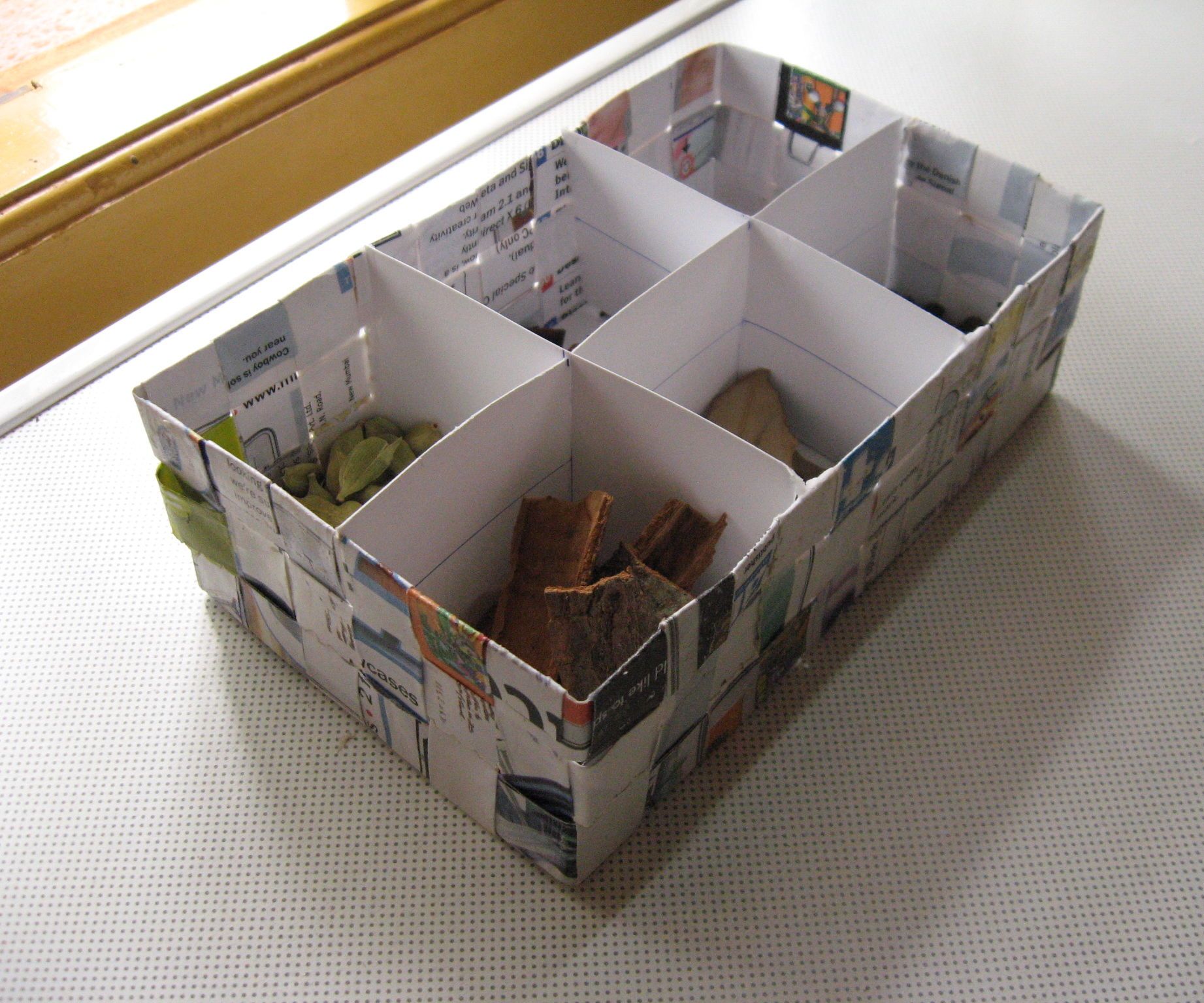 How to Weave a Spice Storage Box From Old Magazine
