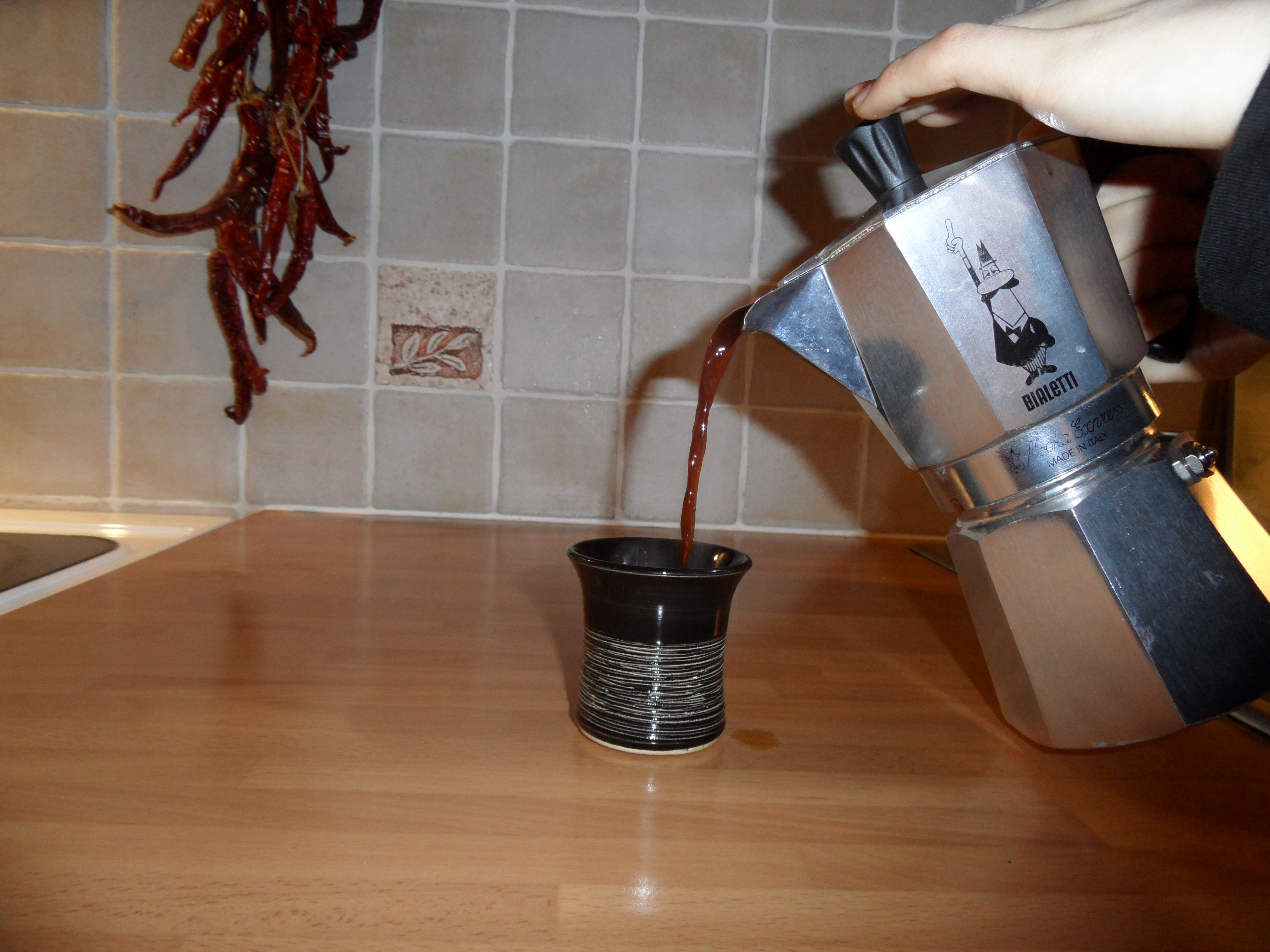 Make espresso coffee with a moka pot