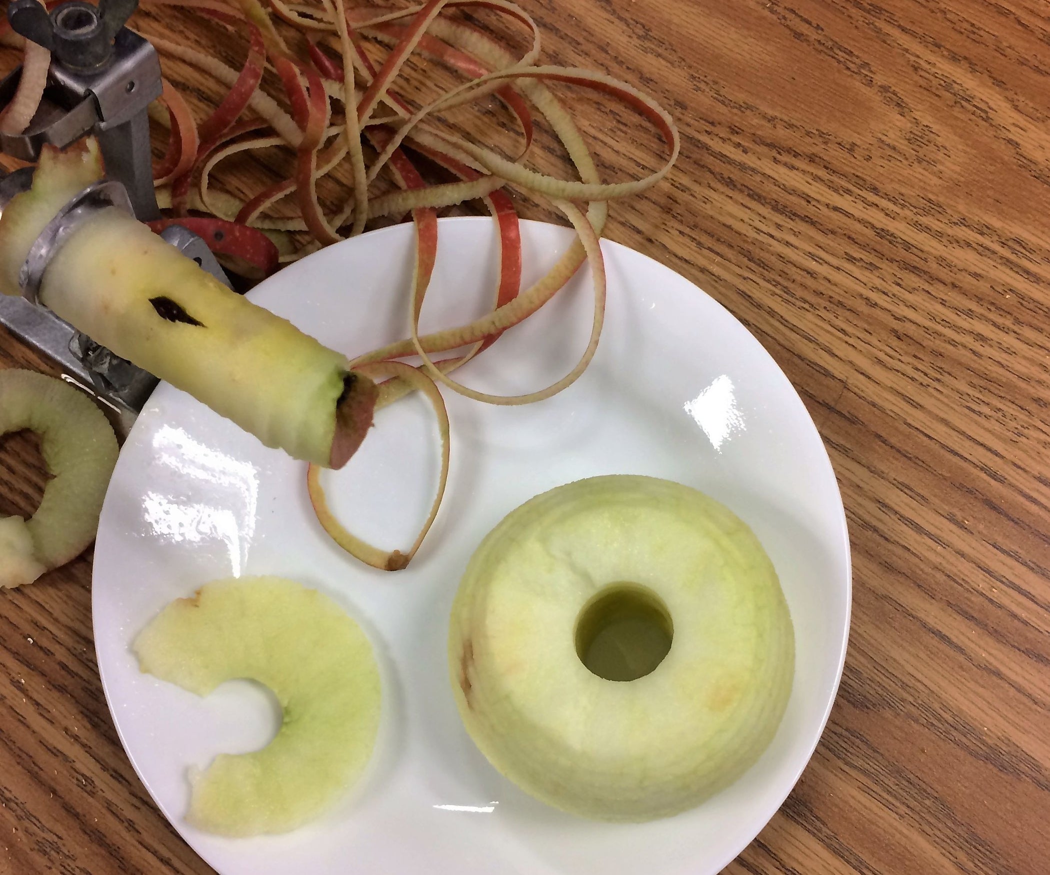 How to Work an Apple Peeler 5 Steps Instructables