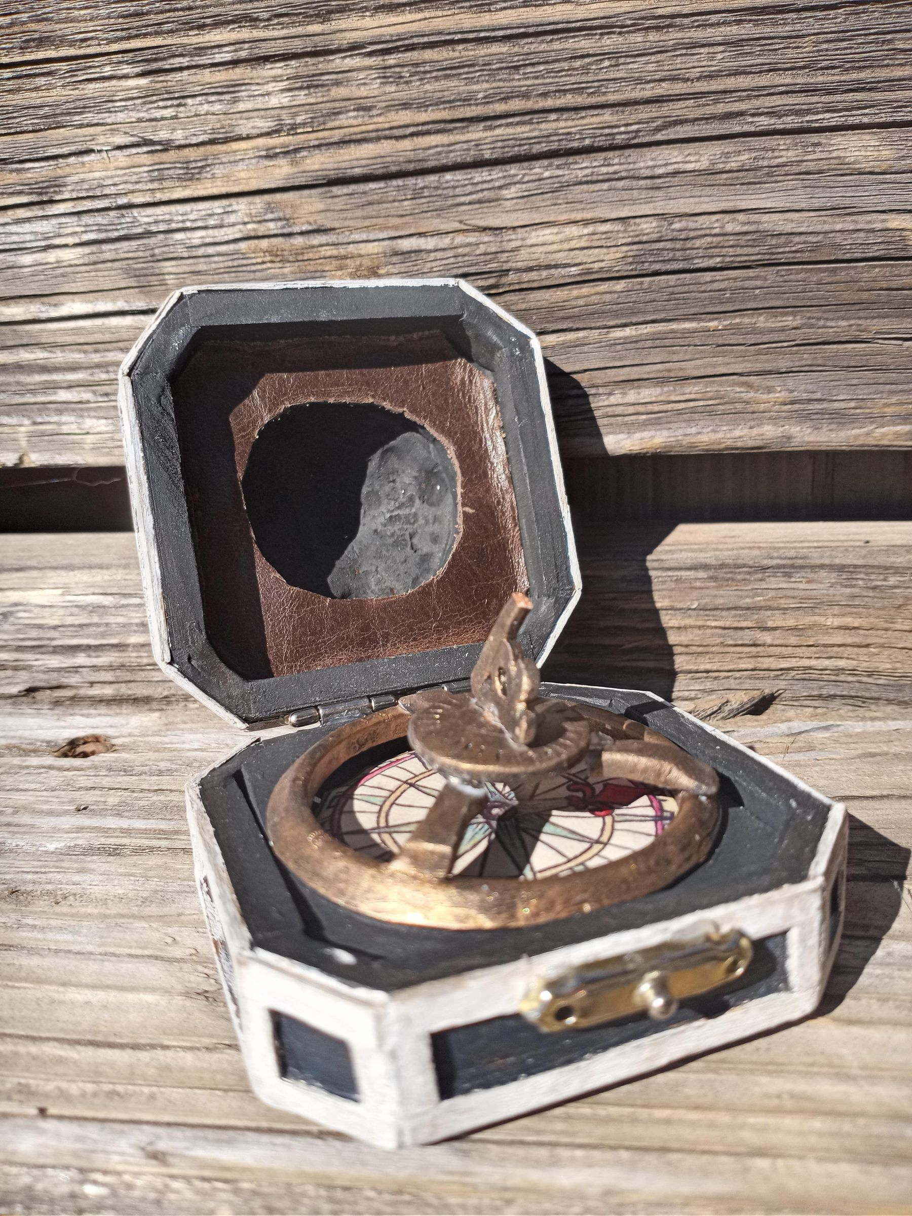 The Compass That Doesn't Point North 10 Steps (with Pictures