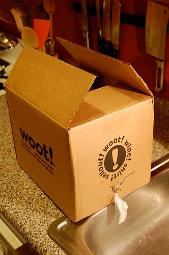 A Water Tank for Emergencies Made From a Cardboard Box and a Trash Bag