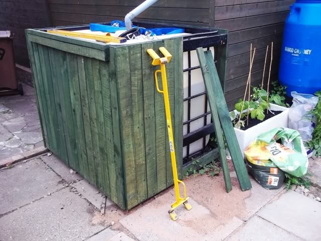 Cladding a 1000 Ltr/250 Gallon IBC Water Tank : 3 Steps (with Pictures ...