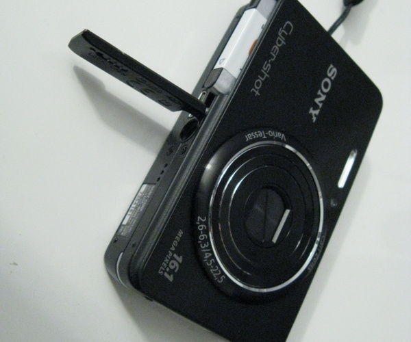 Sony Cyber-Shot battery door improvement