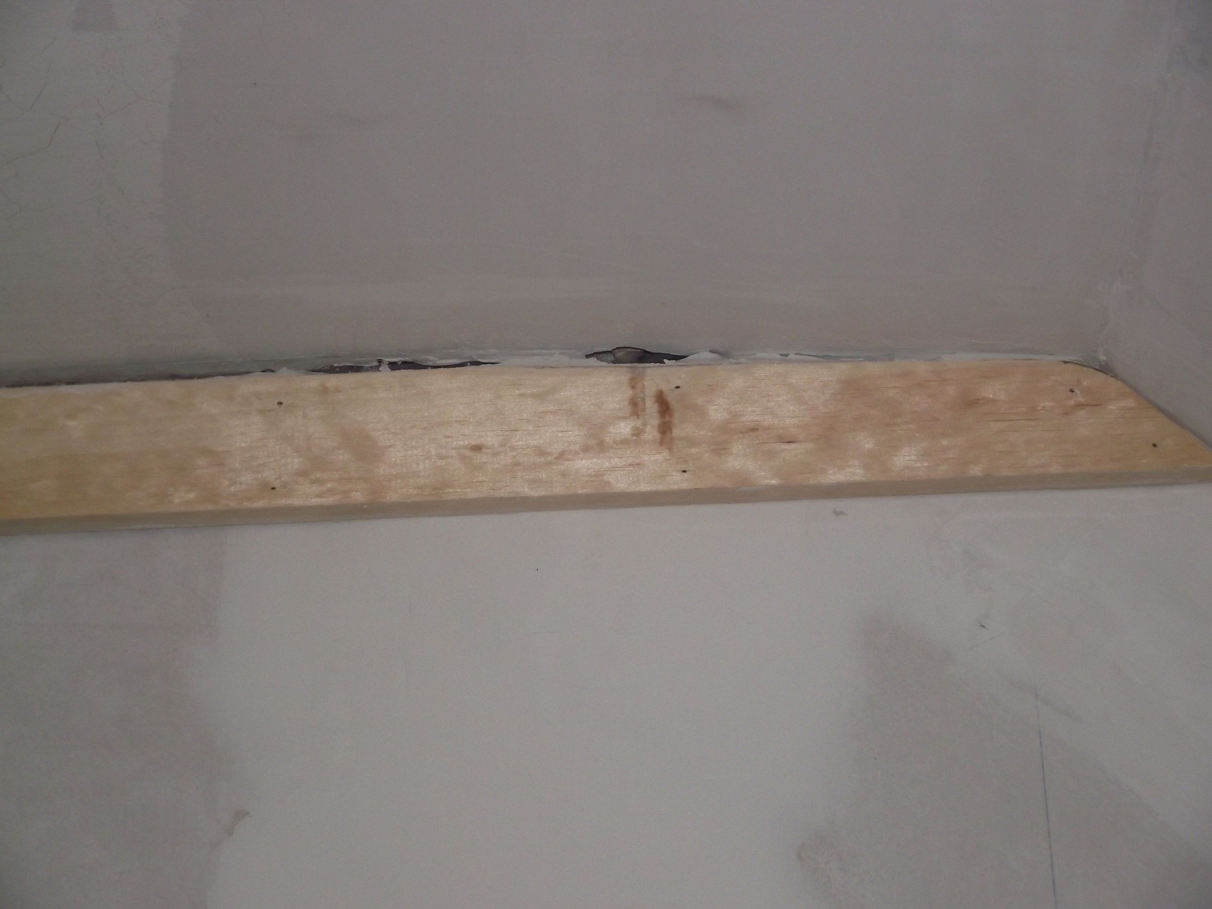 How to fill gaps around moulding on walls