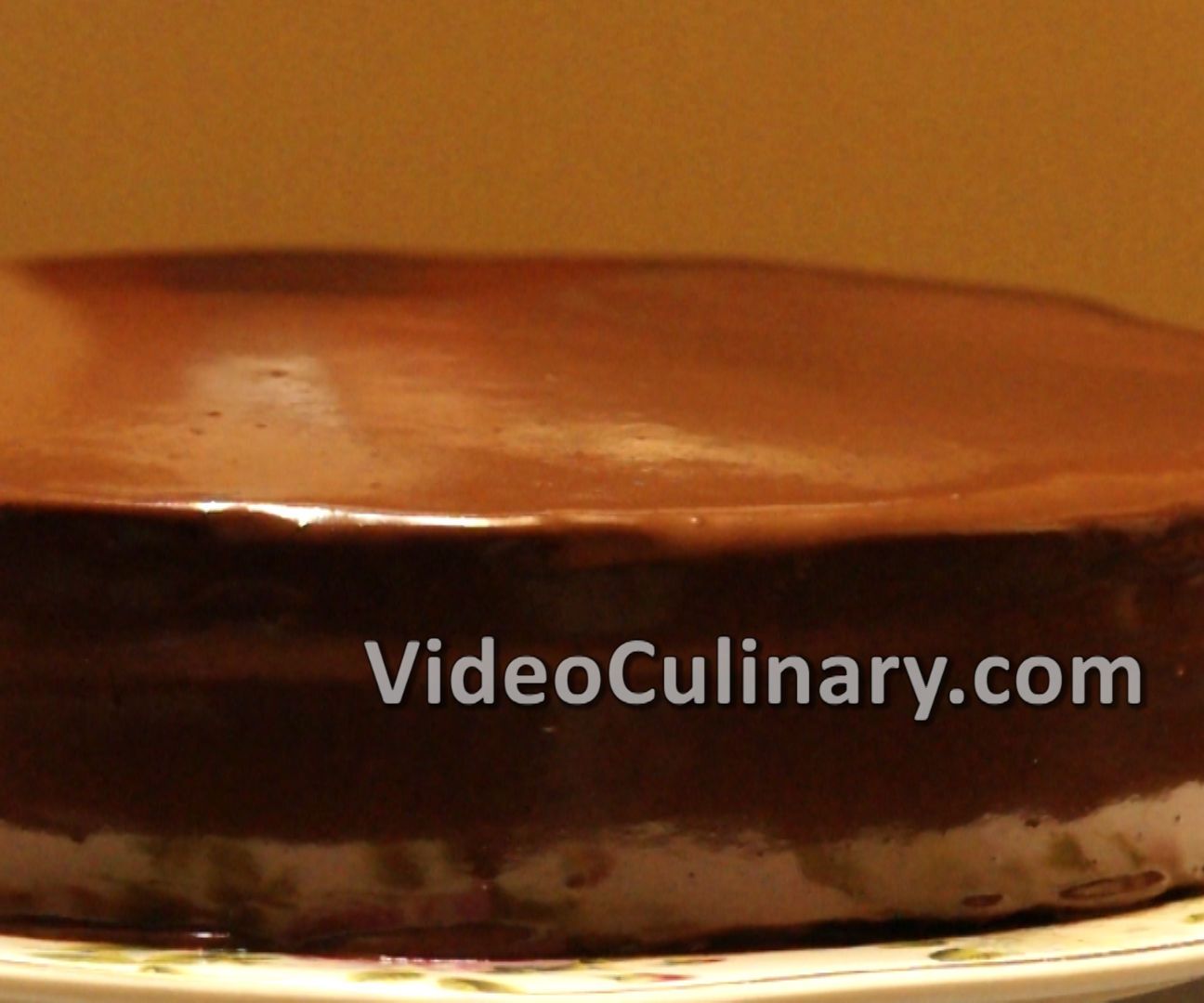 How to Glaze a Cake With Chocolate Ganache