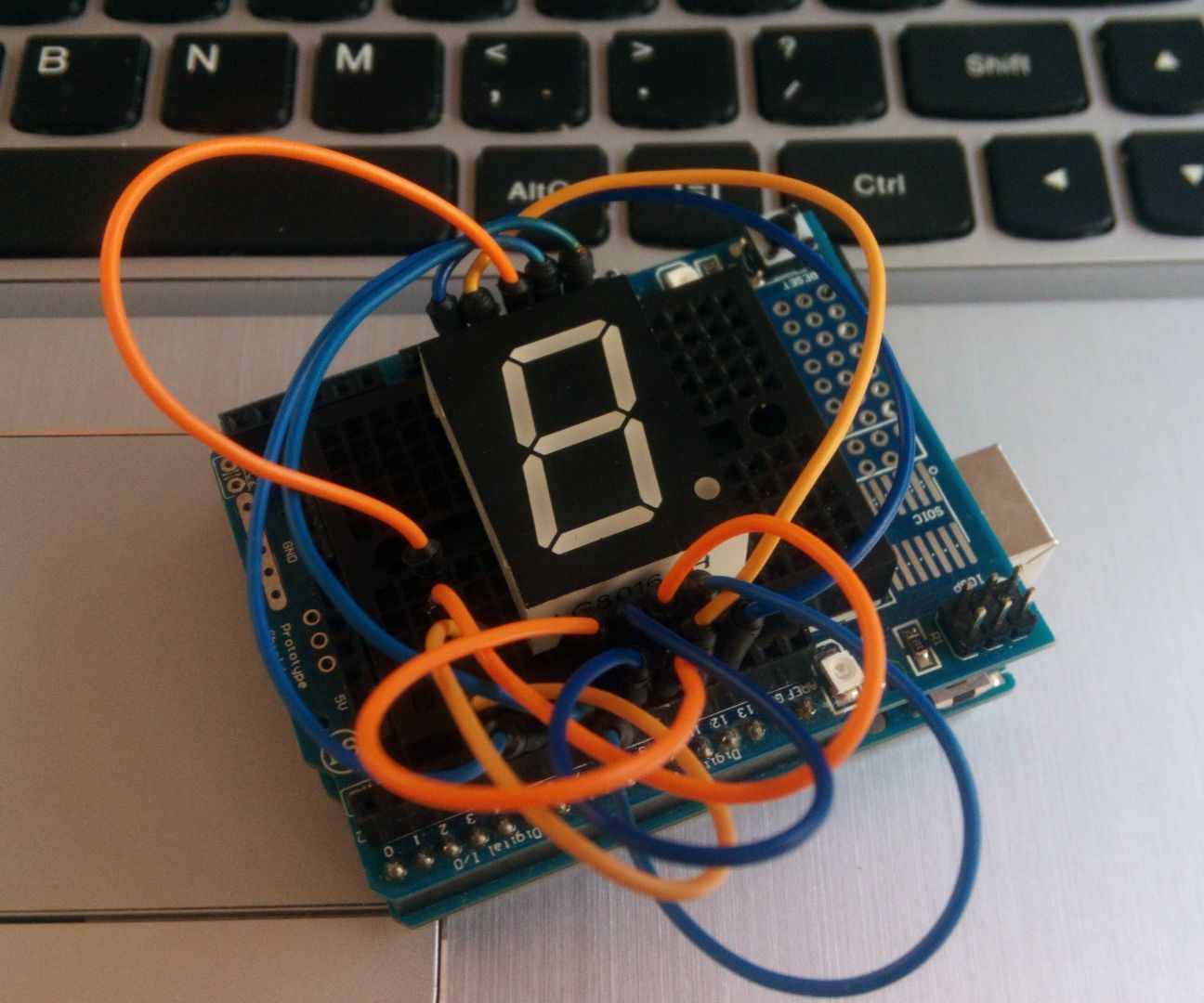 How to Use a Seven Segment Display - Arduino Tutorial
