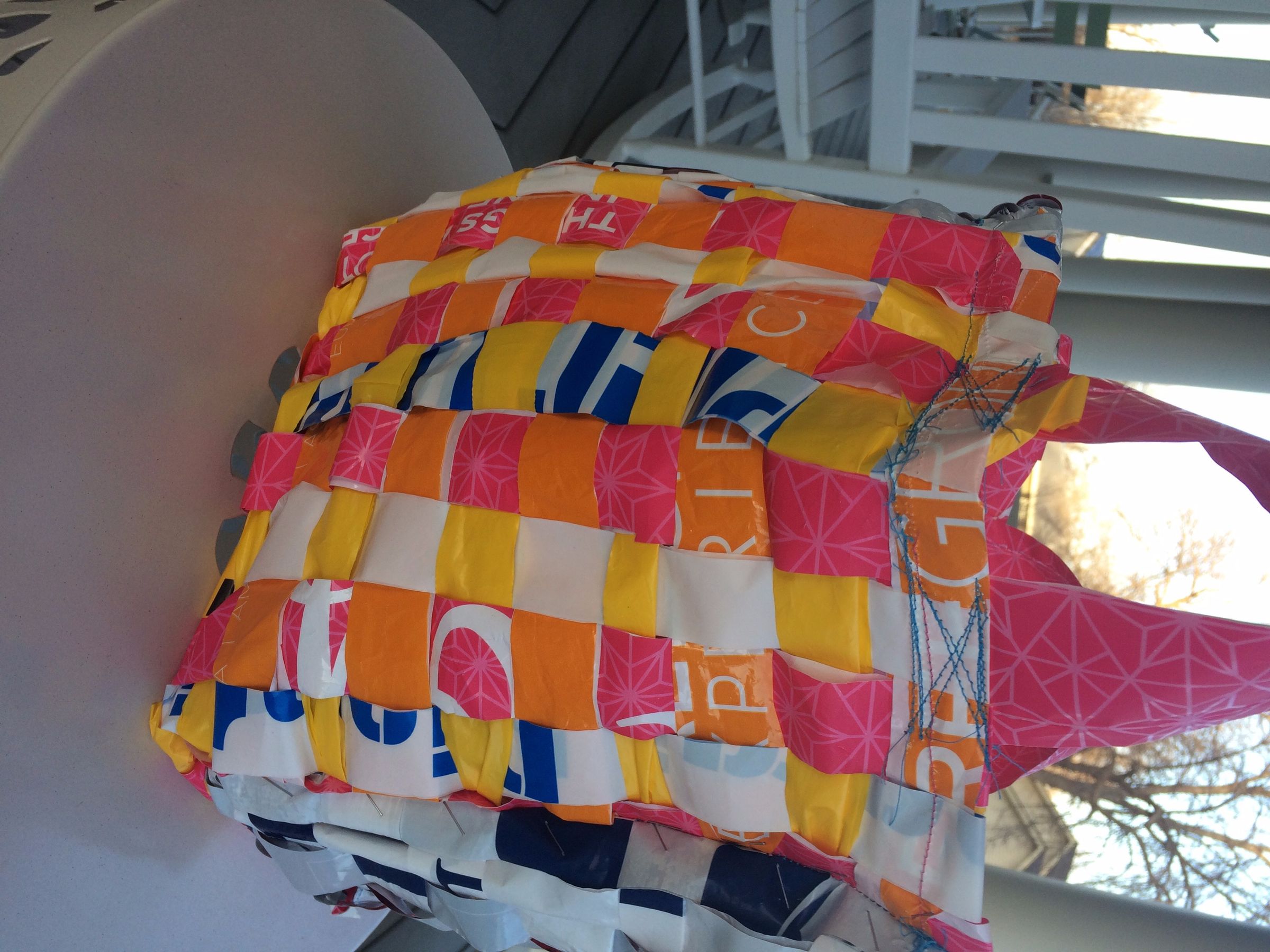Reusable Grocery Bag Woven Out of Old Shopping Bags! 6 Steps (with