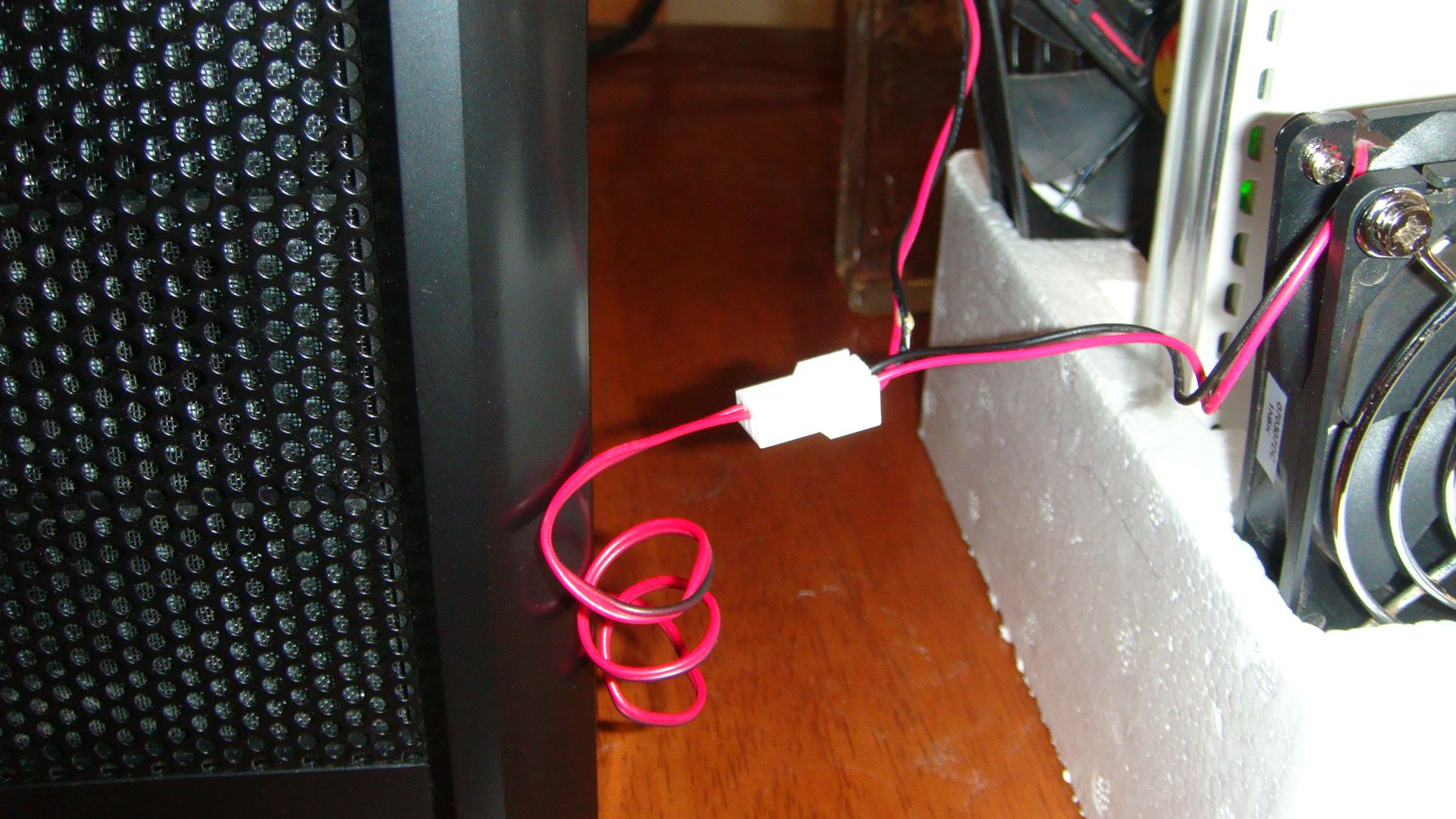 Netgear Dgnd3300 Modem/router Cooling Fans Mod (does Not Void Manufacturer Warranty) 3 Steps