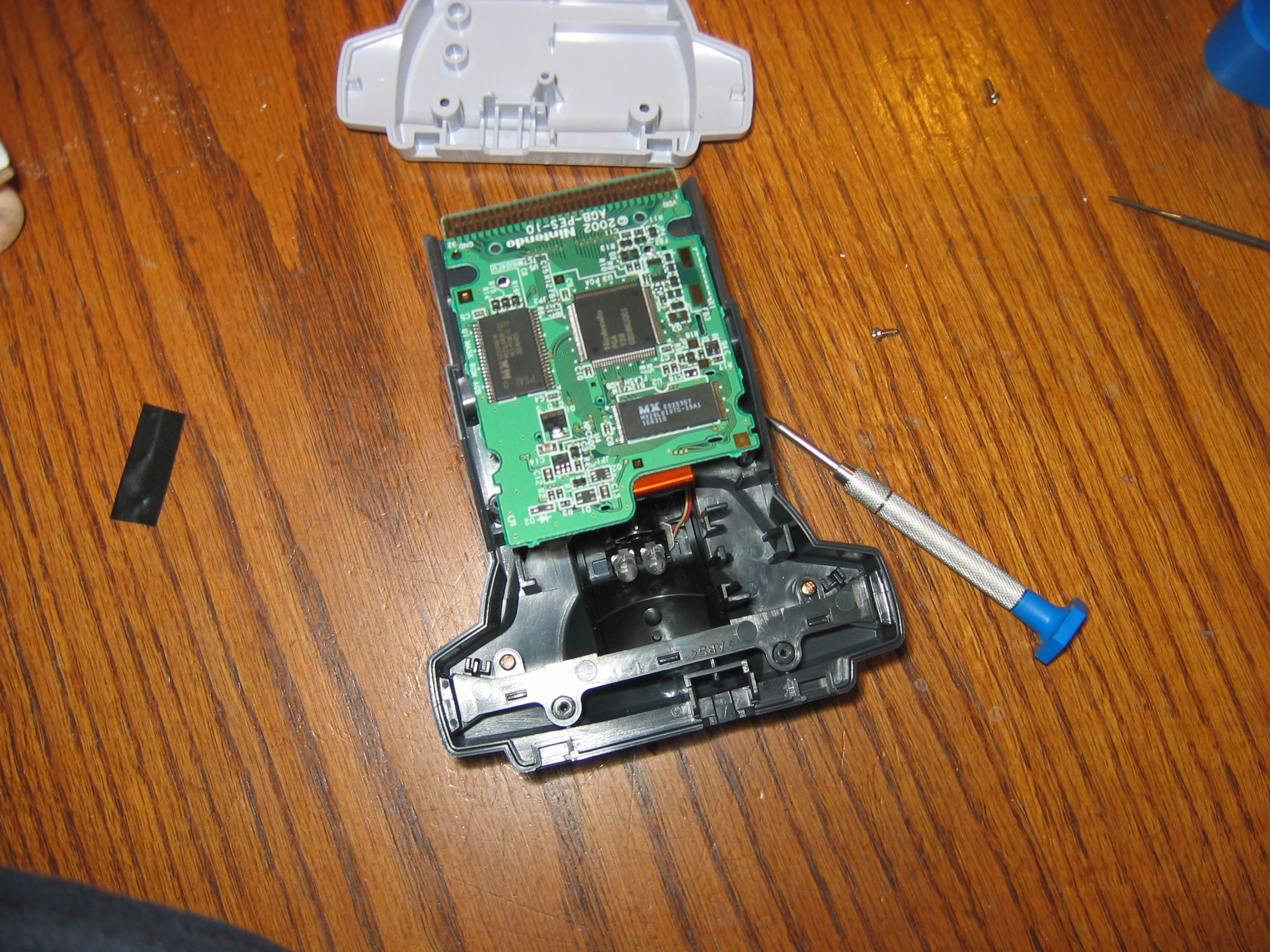 Take Apart Nintendo Stuff With a Flat Head Screwdriver!