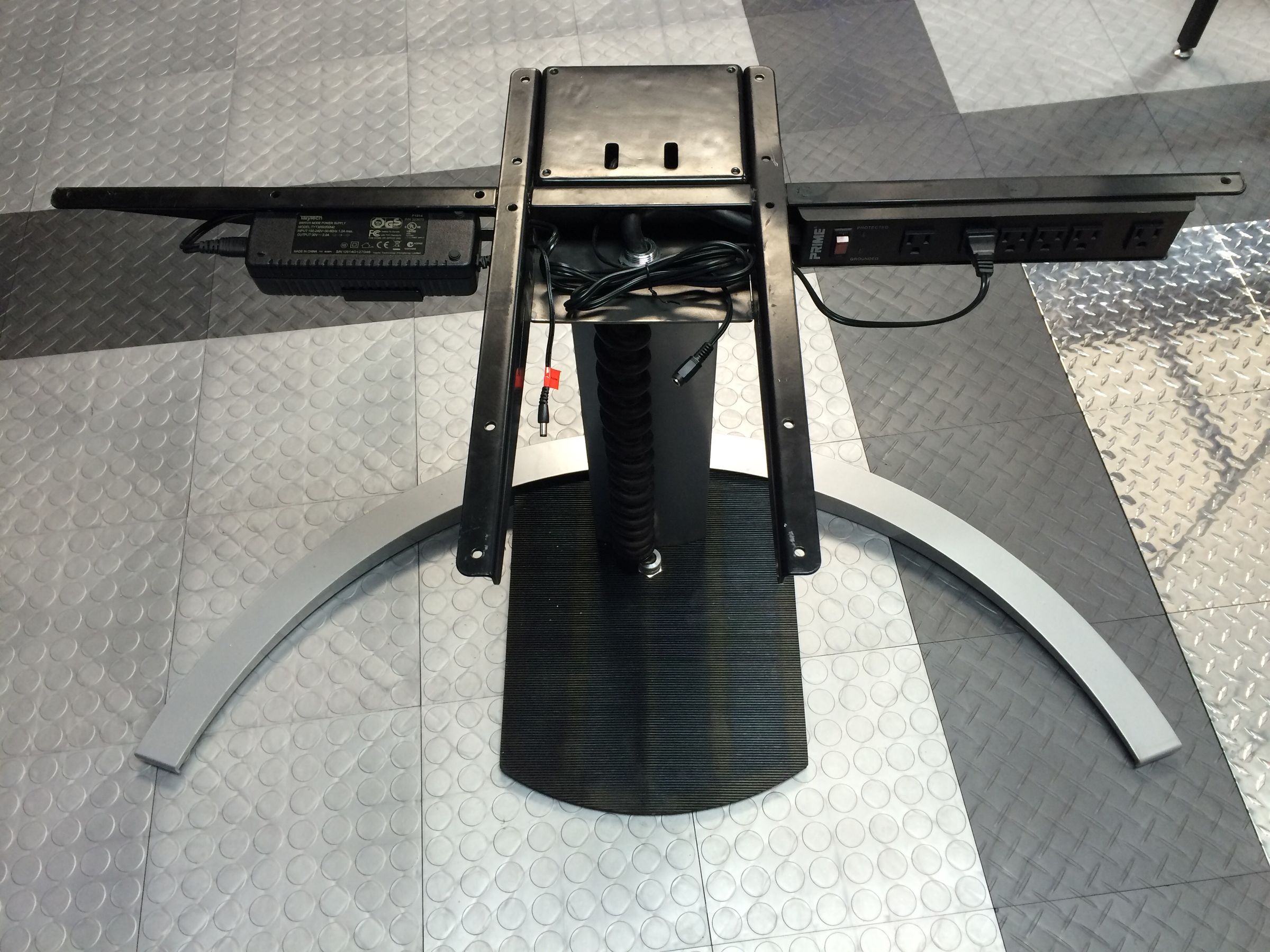 Adjustable Height (Sit / Stand) Desk Power Cord Hack : 4 Steps