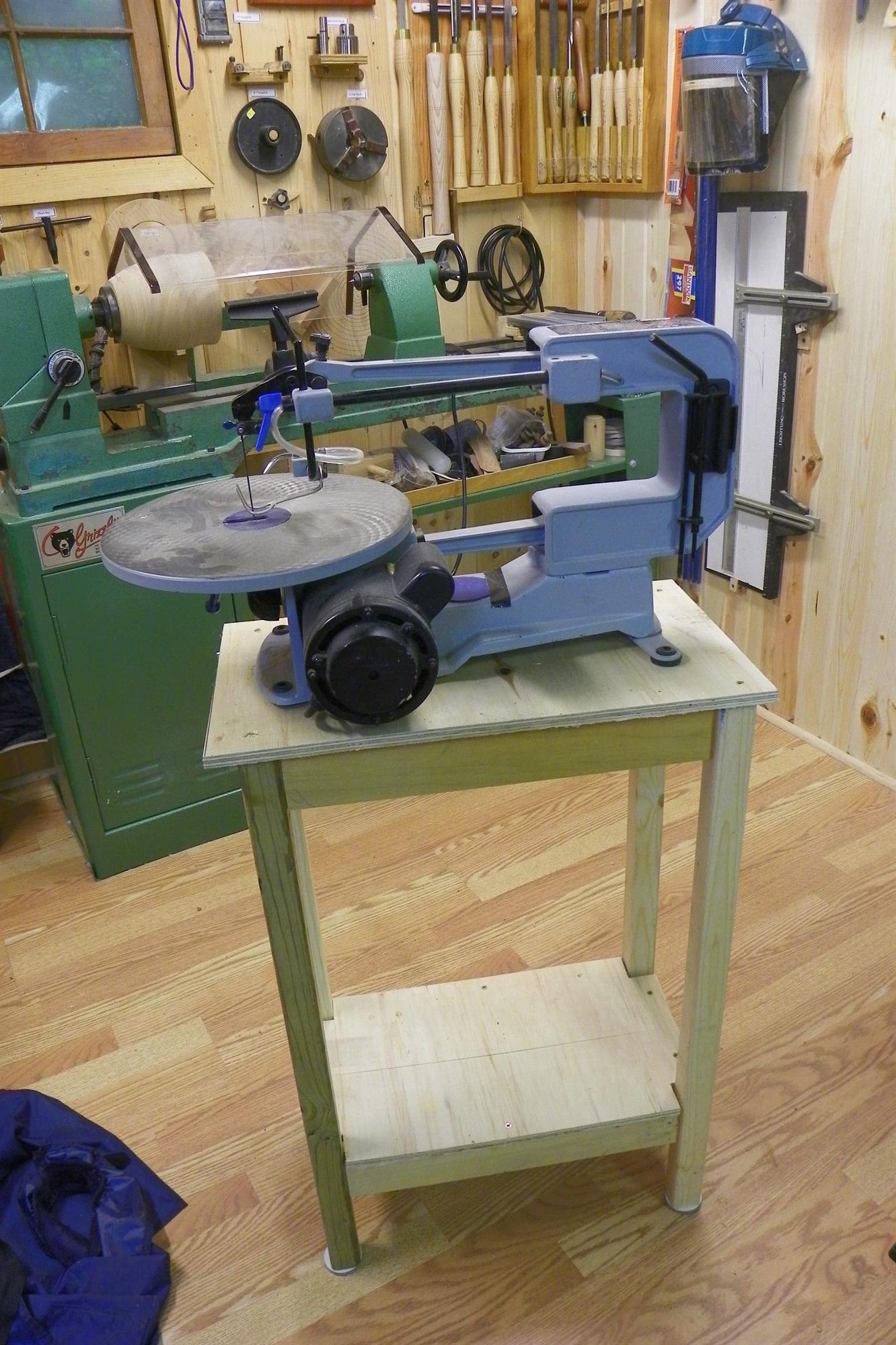 Bench top tool stand