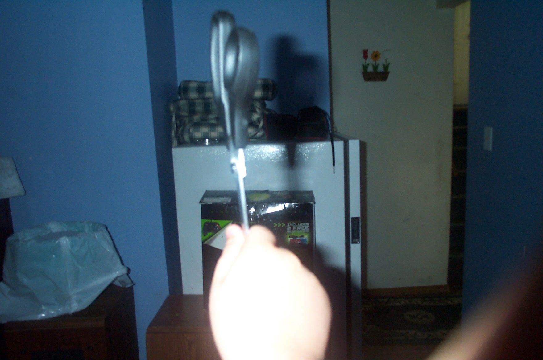 How to throw scissors