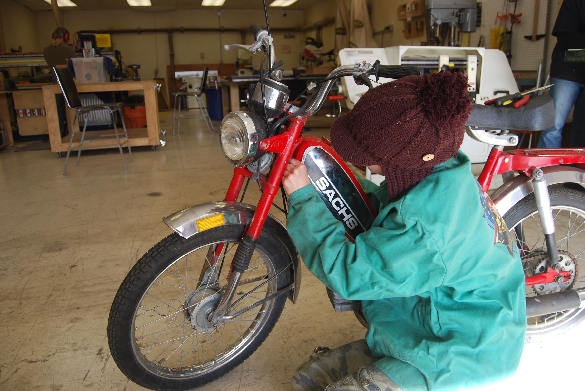 How to clean out a rusty gas tank and replace oil on a moped