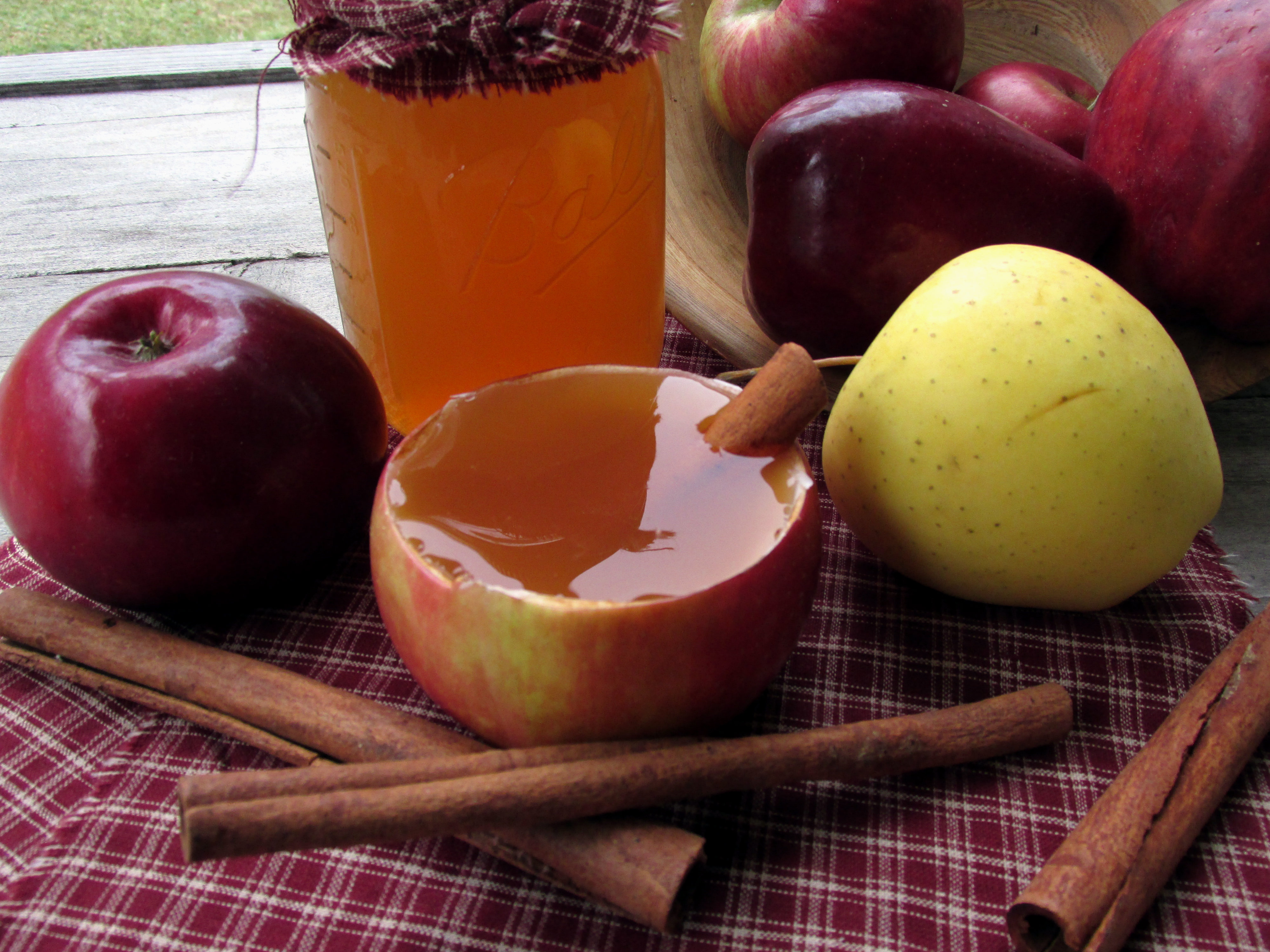 Apple Pie Cocktail + Cool Apple Serving Cup