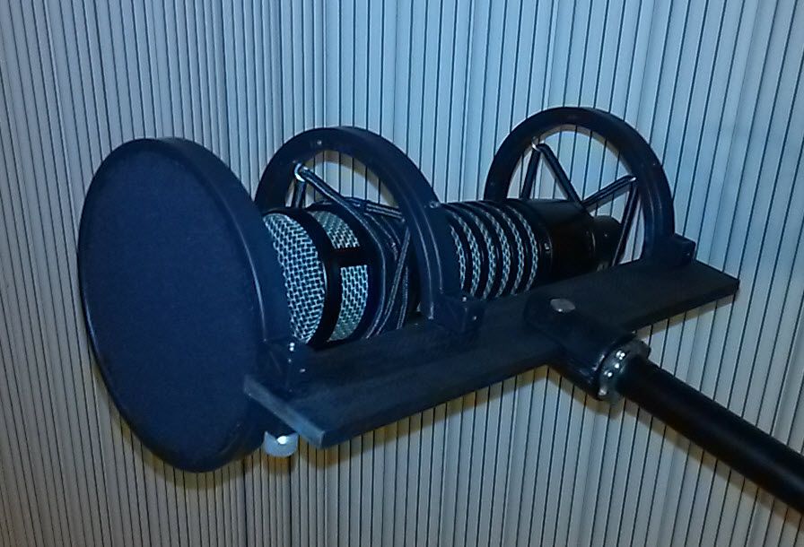 Mic shock mount and pop filter using quilting hoops